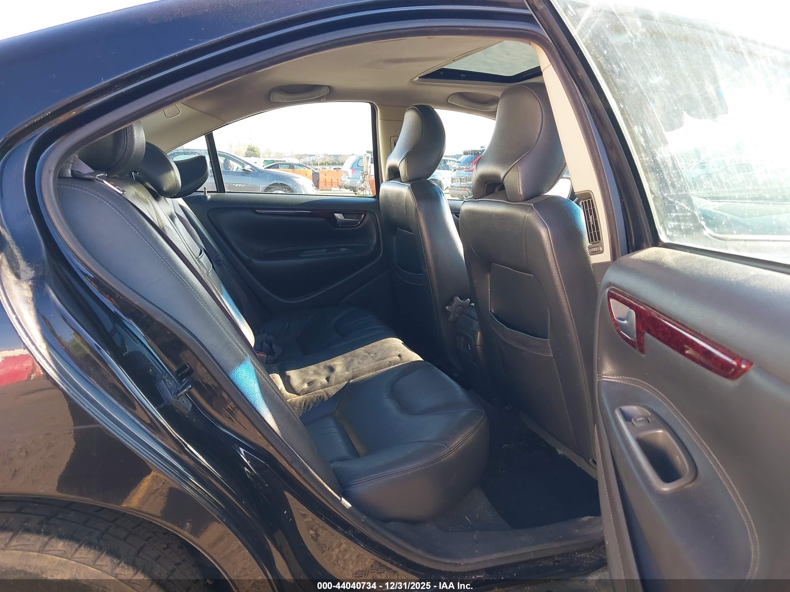 VOLVO S60 image 8