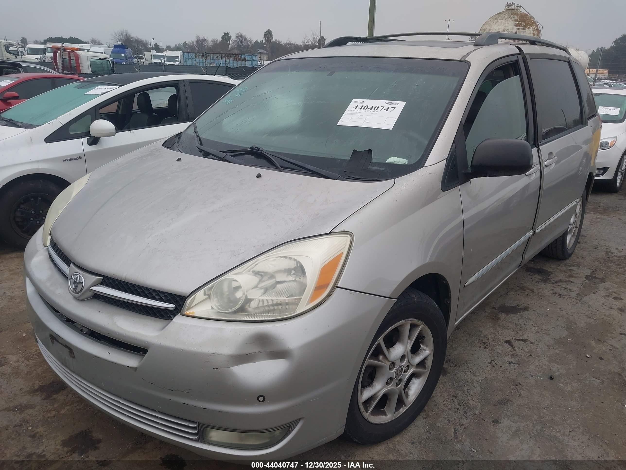 TOYOTA SIENNA image 2
