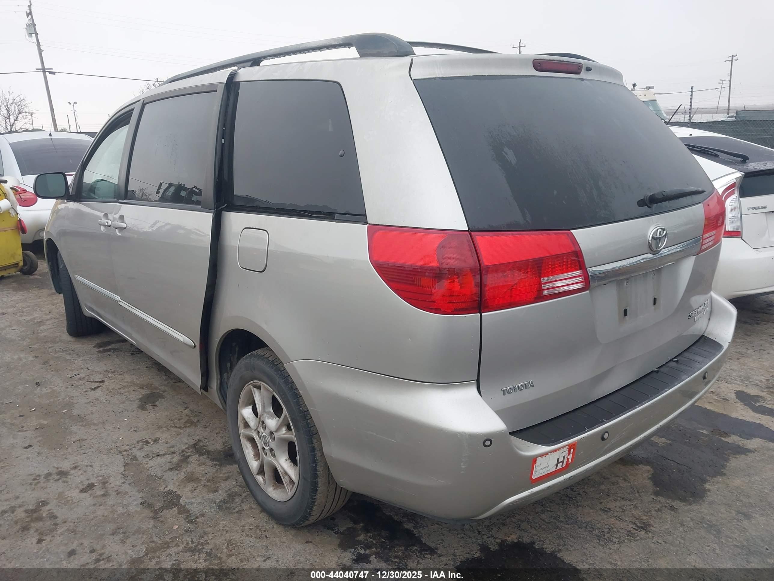 TOYOTA SIENNA image 3