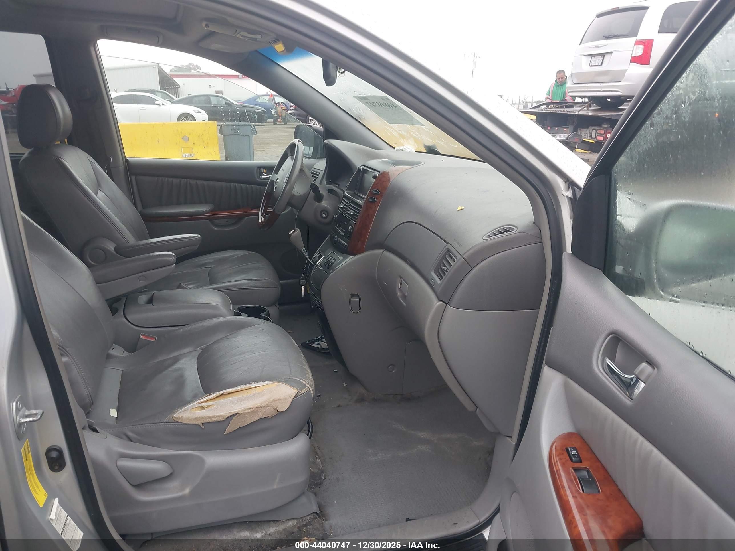 TOYOTA SIENNA image 5