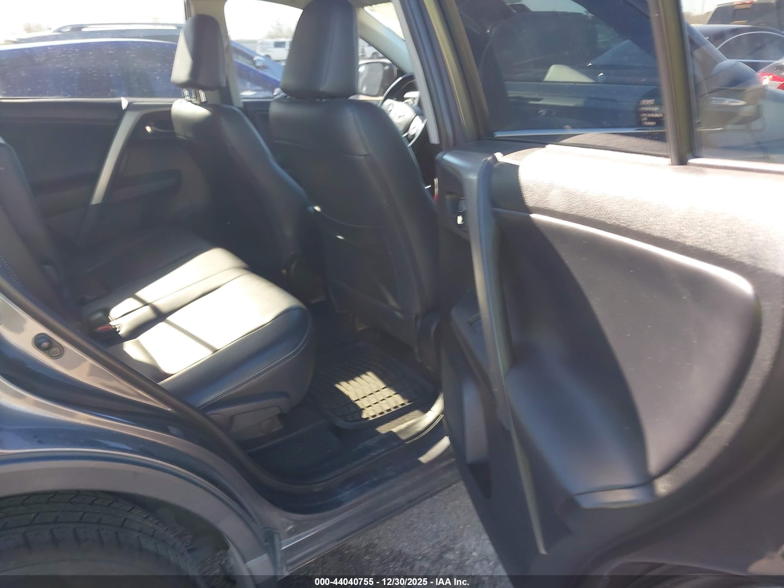 TOYOTA RAV4 image 8