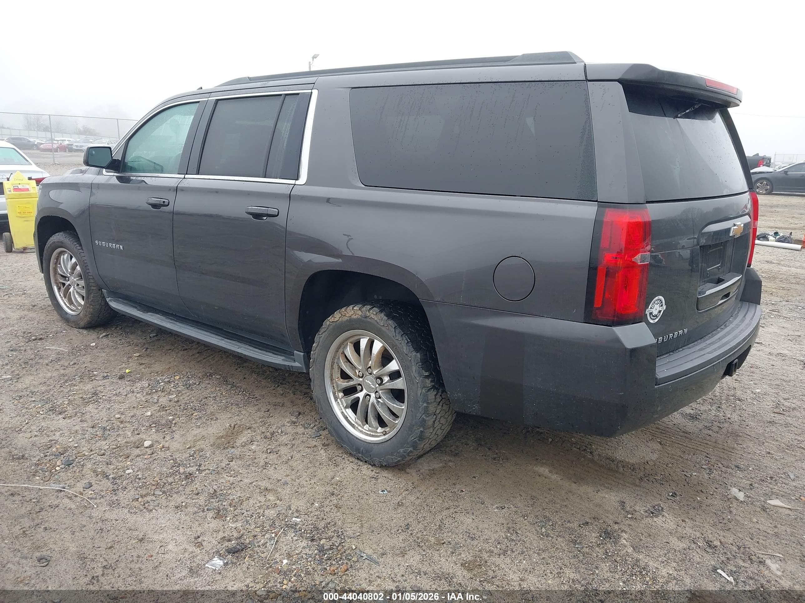 CHEVROLET SUBURBAN image 3