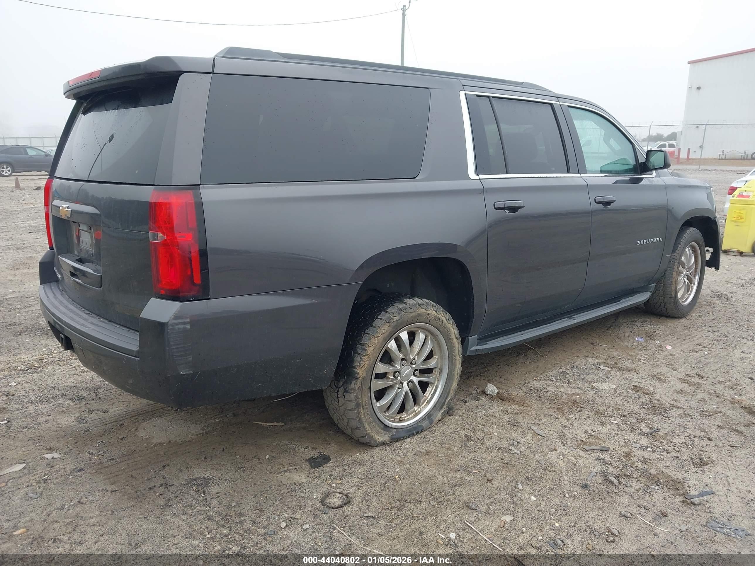 CHEVROLET SUBURBAN image 4