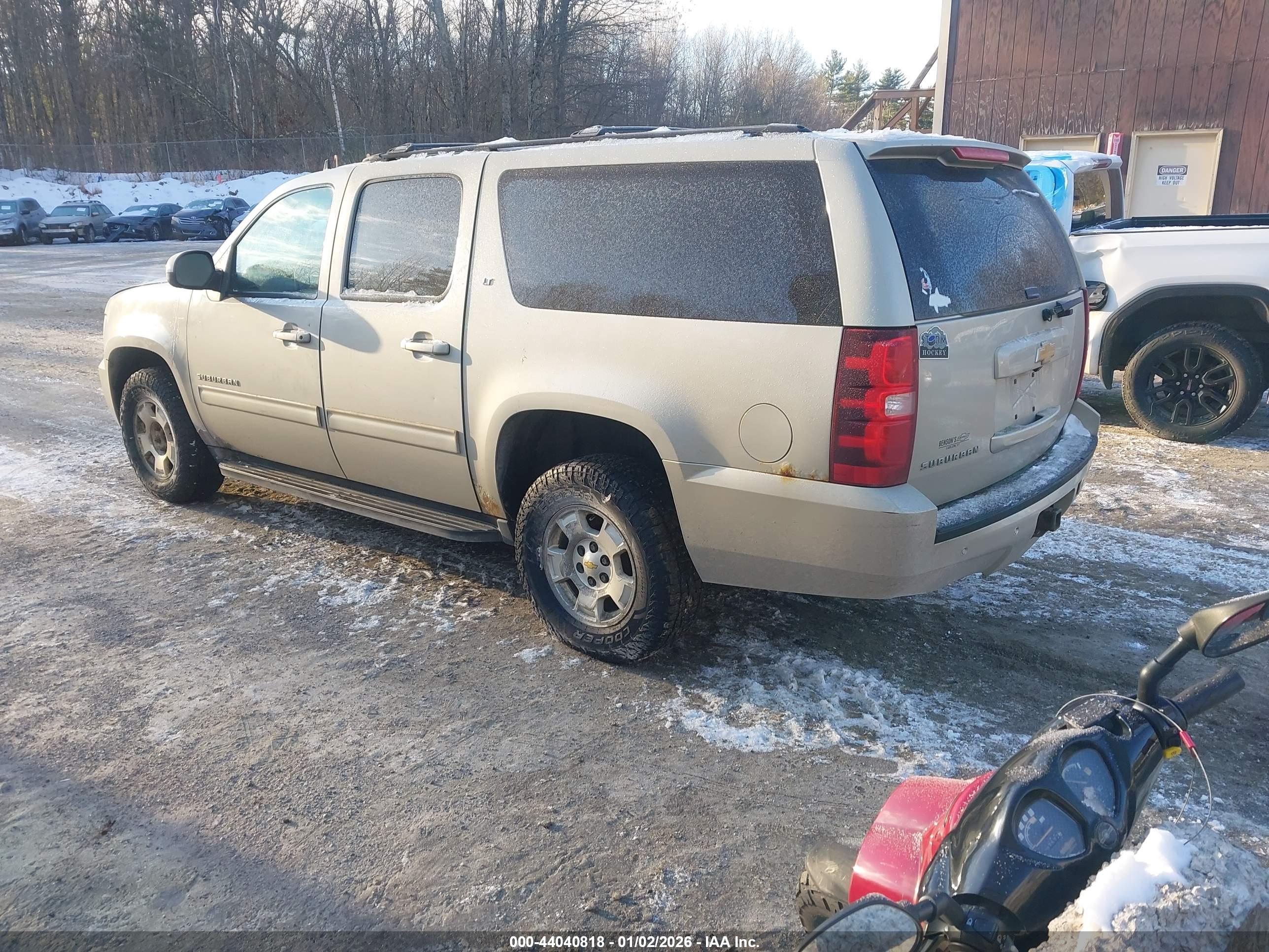 CHEVROLET SUBURBAN image 3