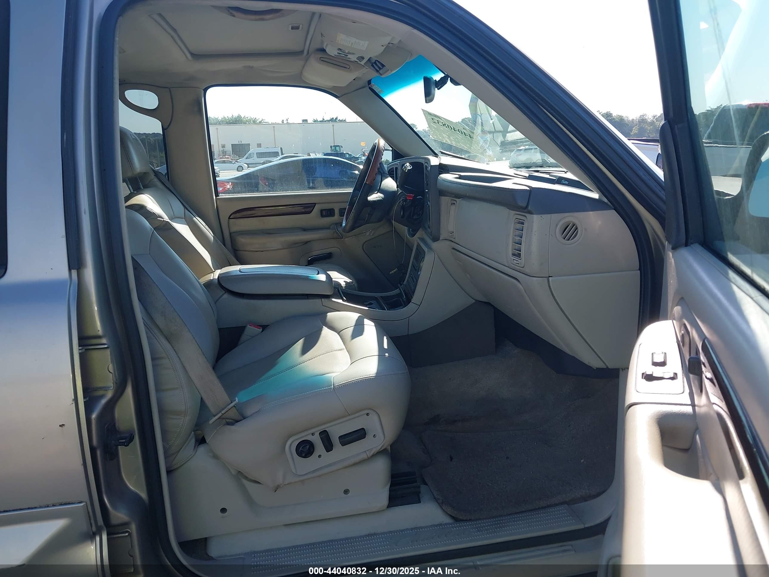 CADILLAC ESCALADE image 5