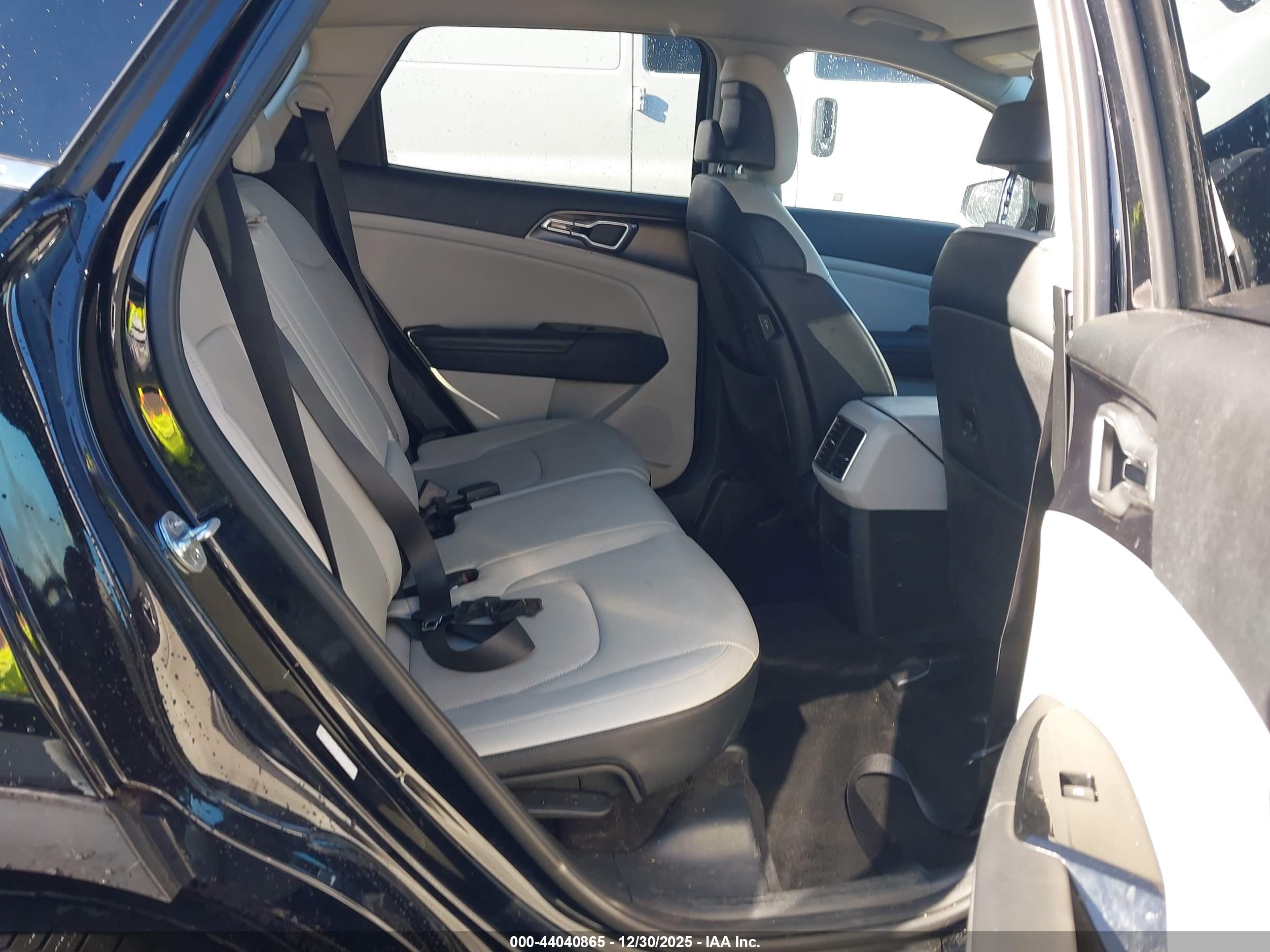 KIA SPORTAGE image 8
