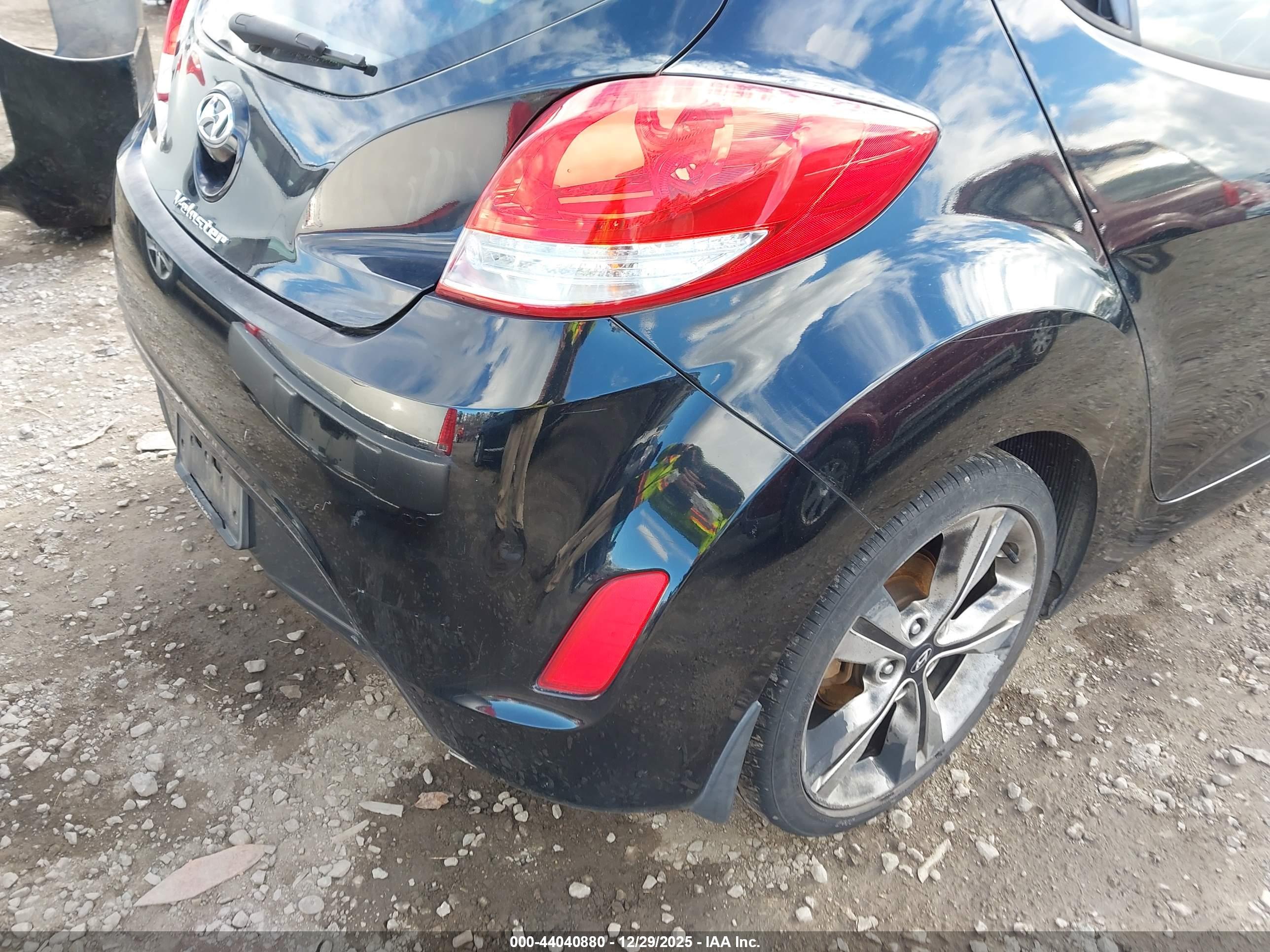 HYUNDAI VELOSTER image 6