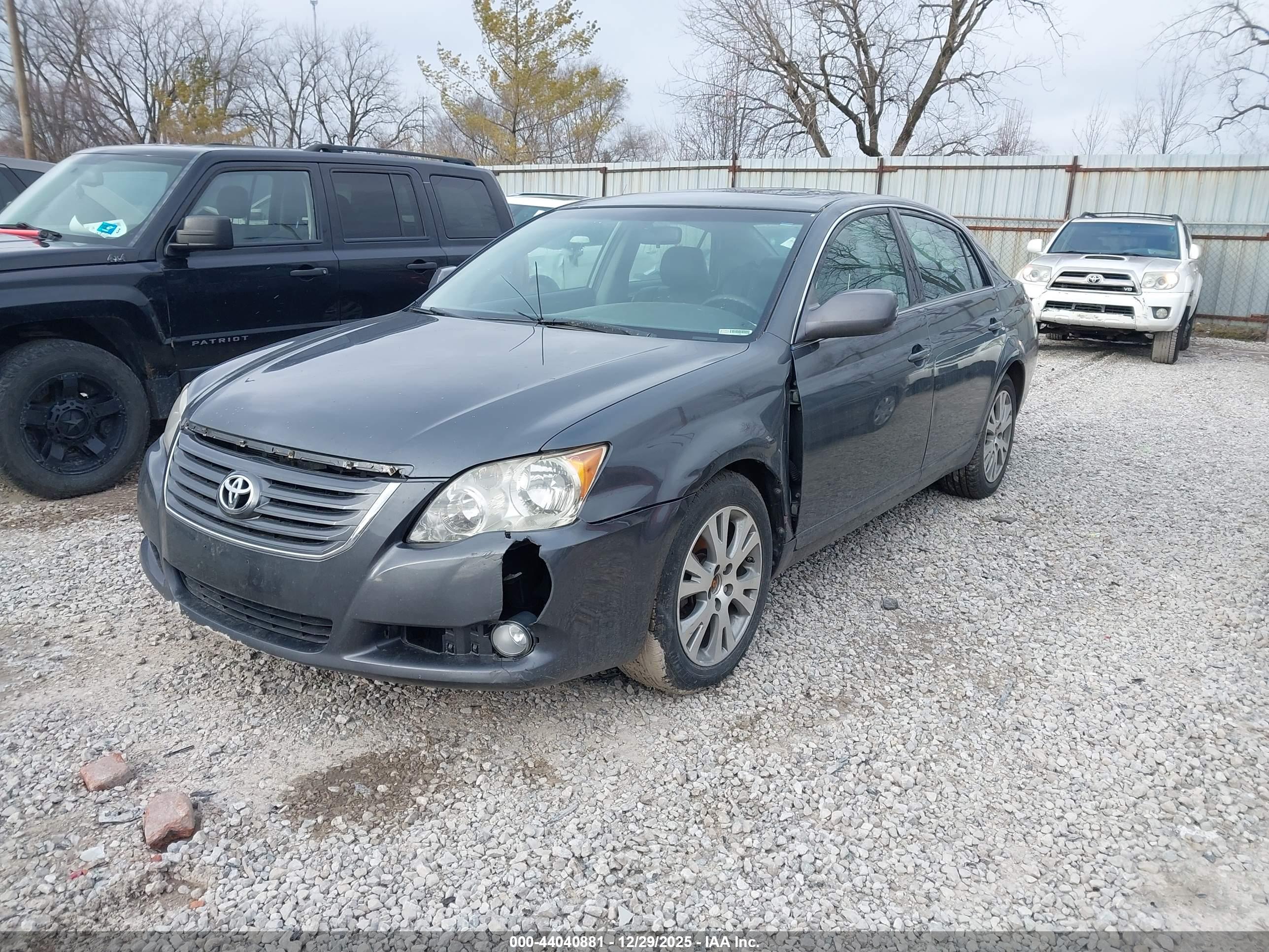 TOYOTA AVALON image 2