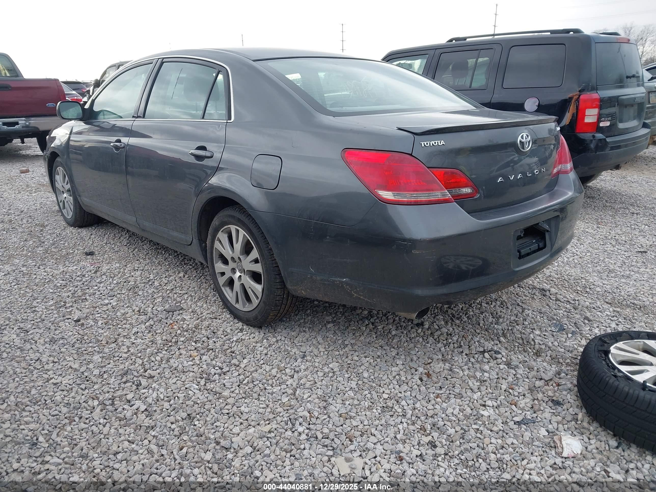 TOYOTA AVALON image 3