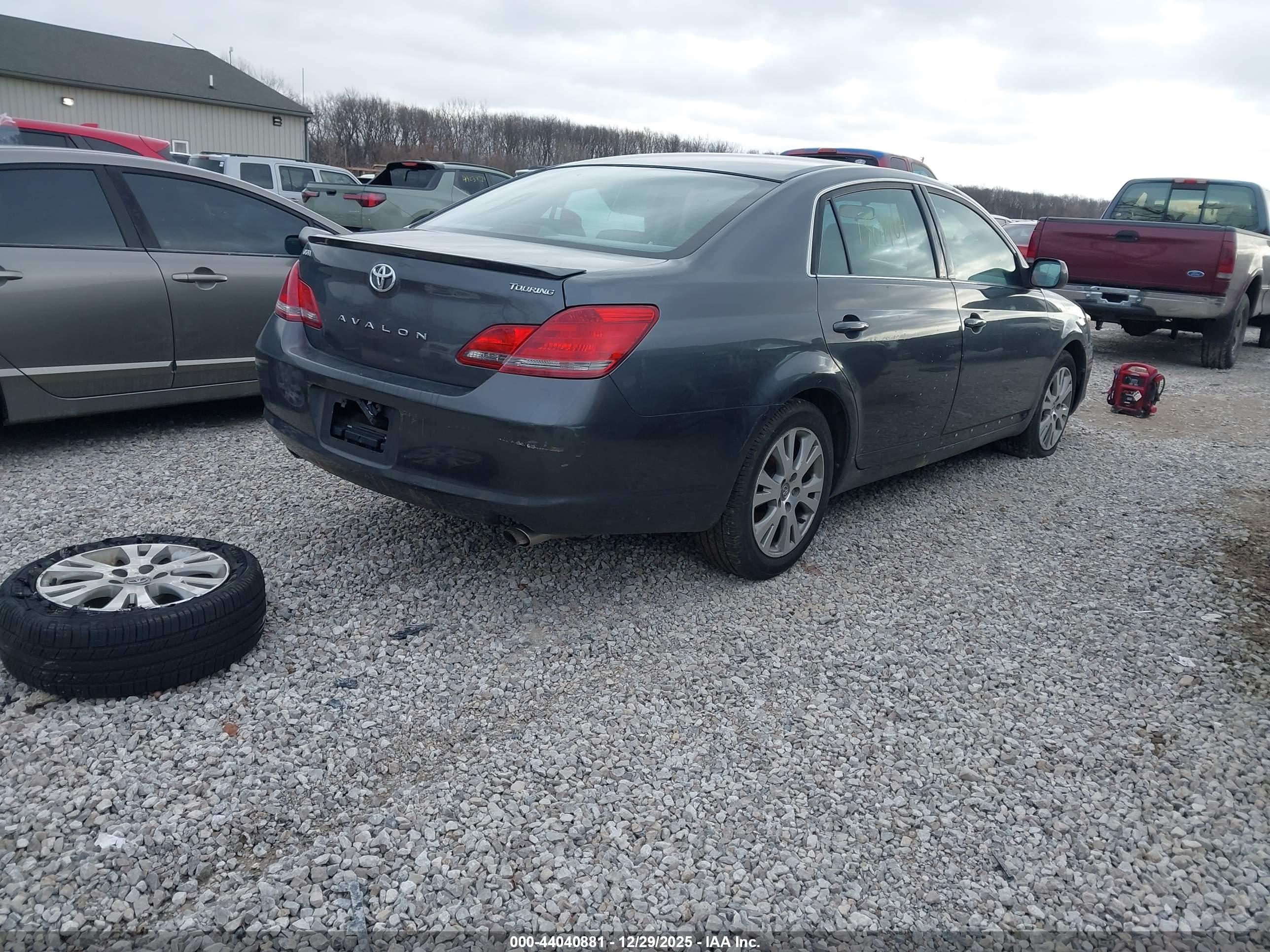 TOYOTA AVALON image 4