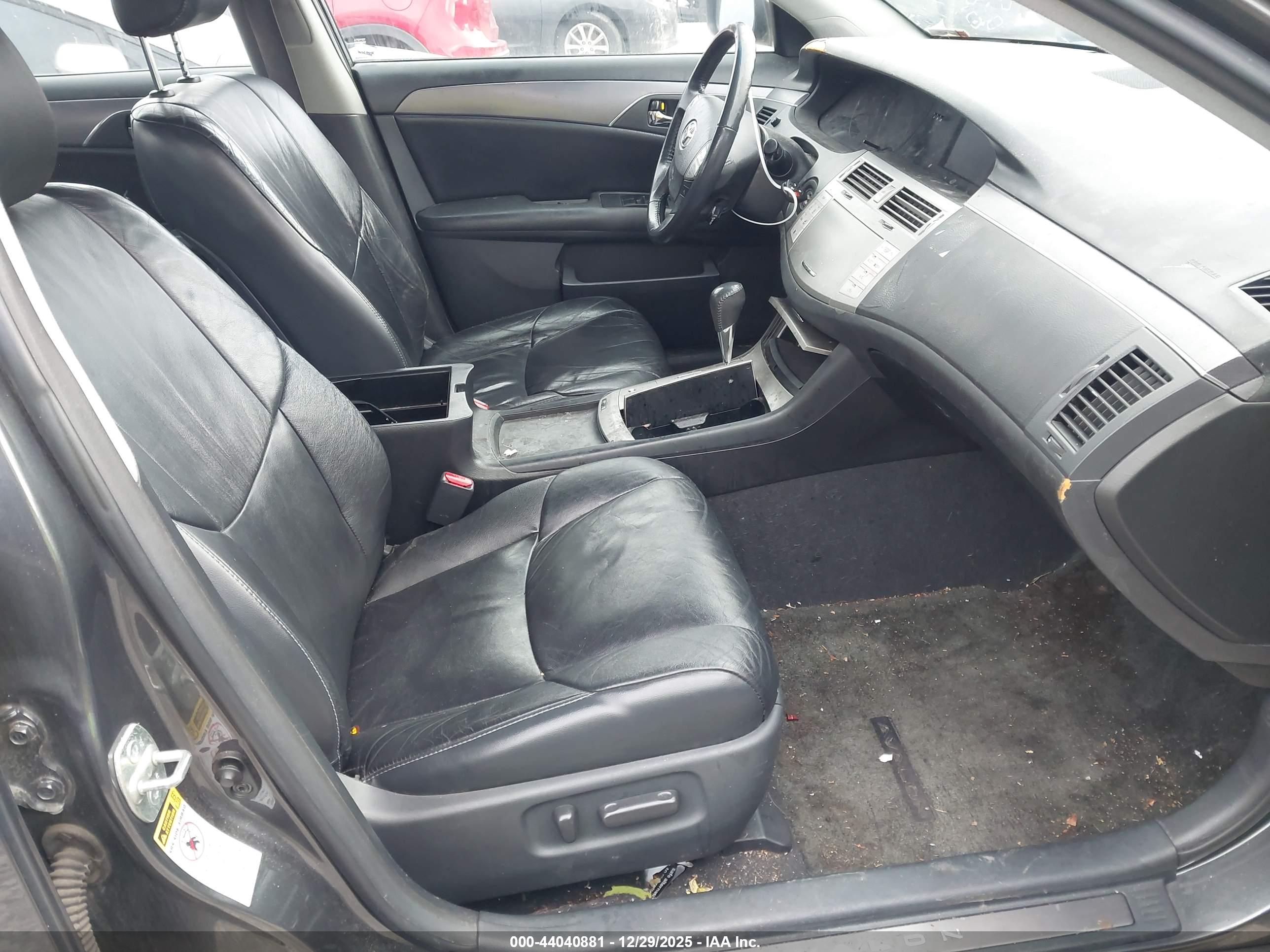 TOYOTA AVALON image 5