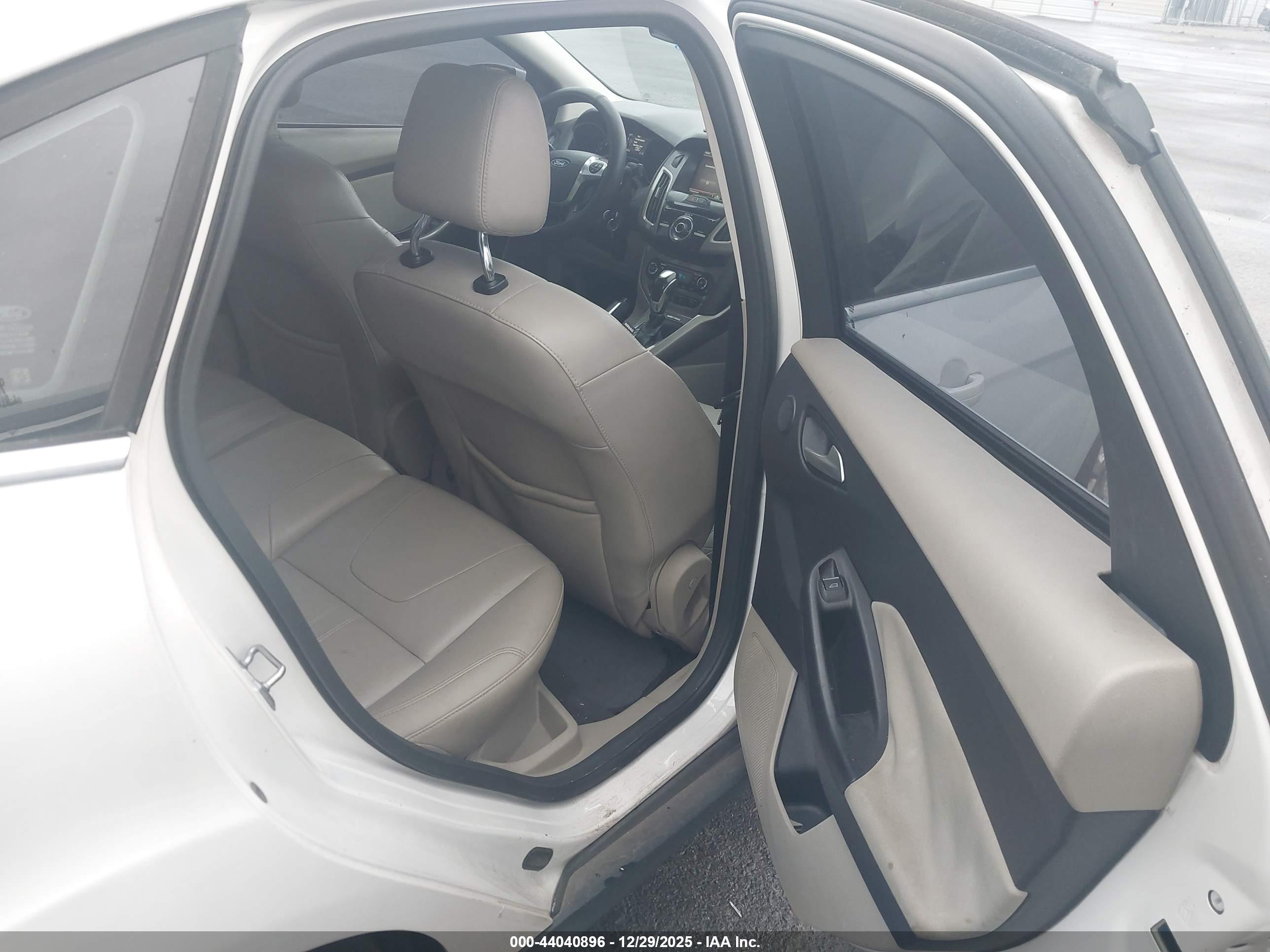 FORD FOCUS image 8