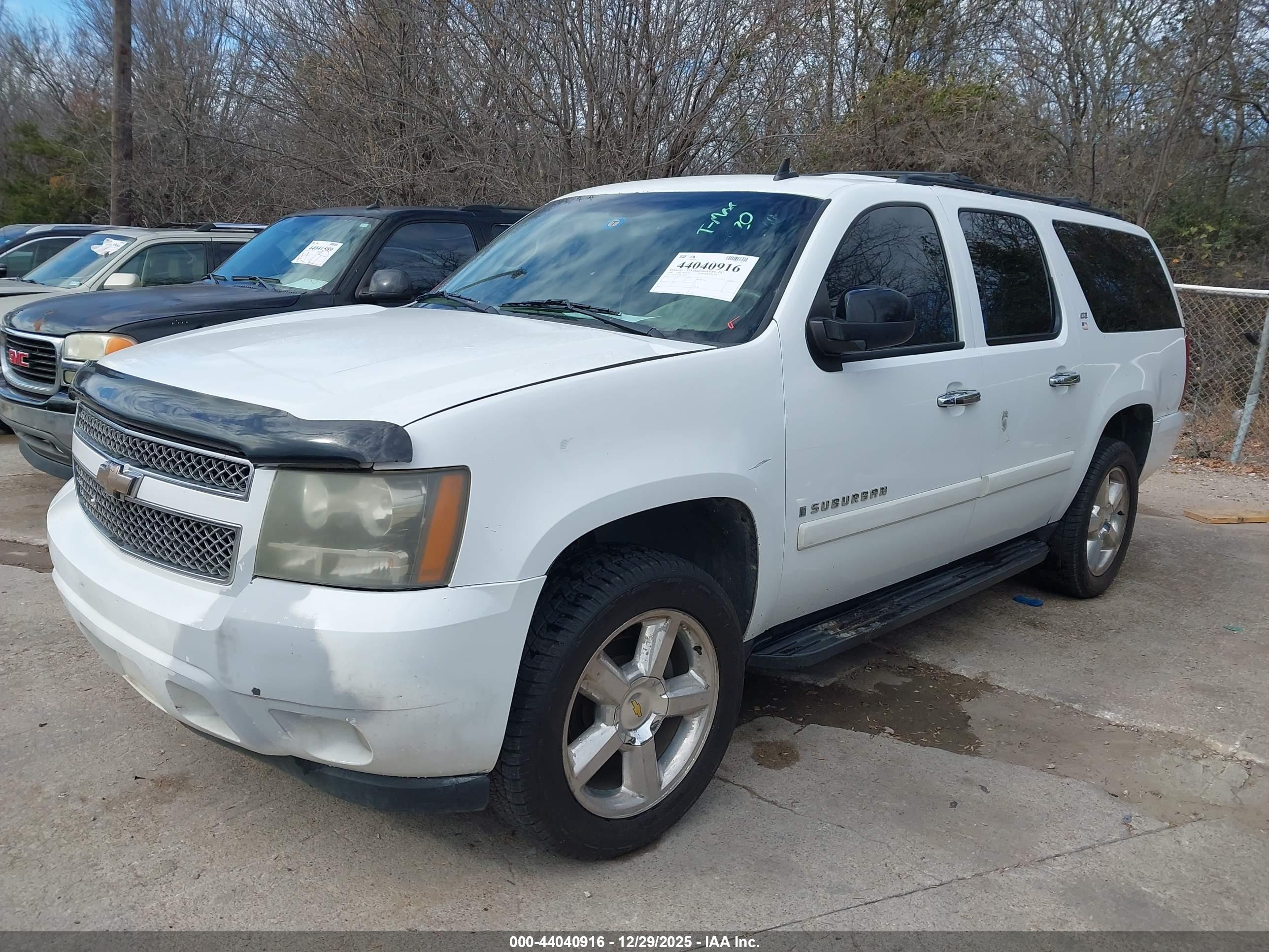 CHEVROLET SUBURBAN image 2