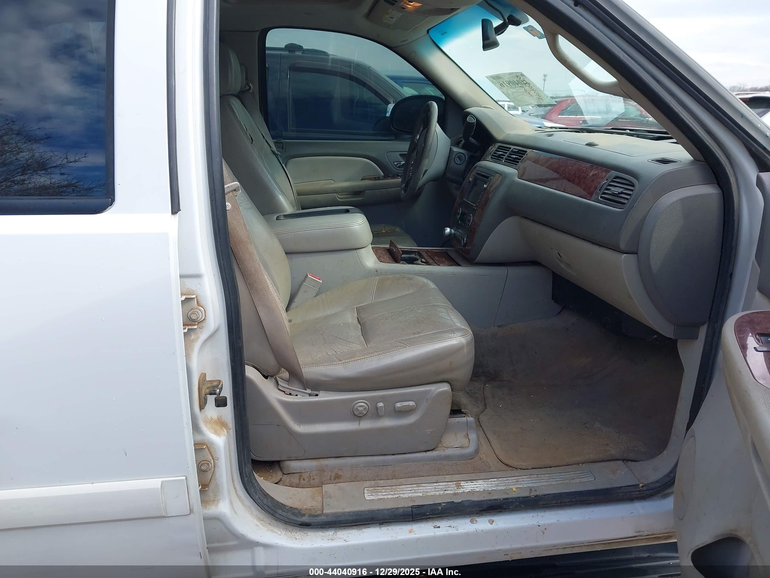 CHEVROLET SUBURBAN image 5