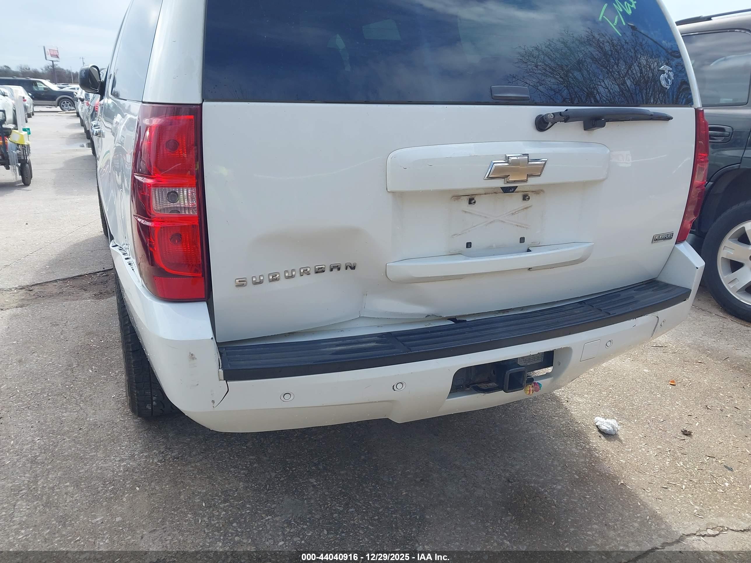 CHEVROLET SUBURBAN image 6
