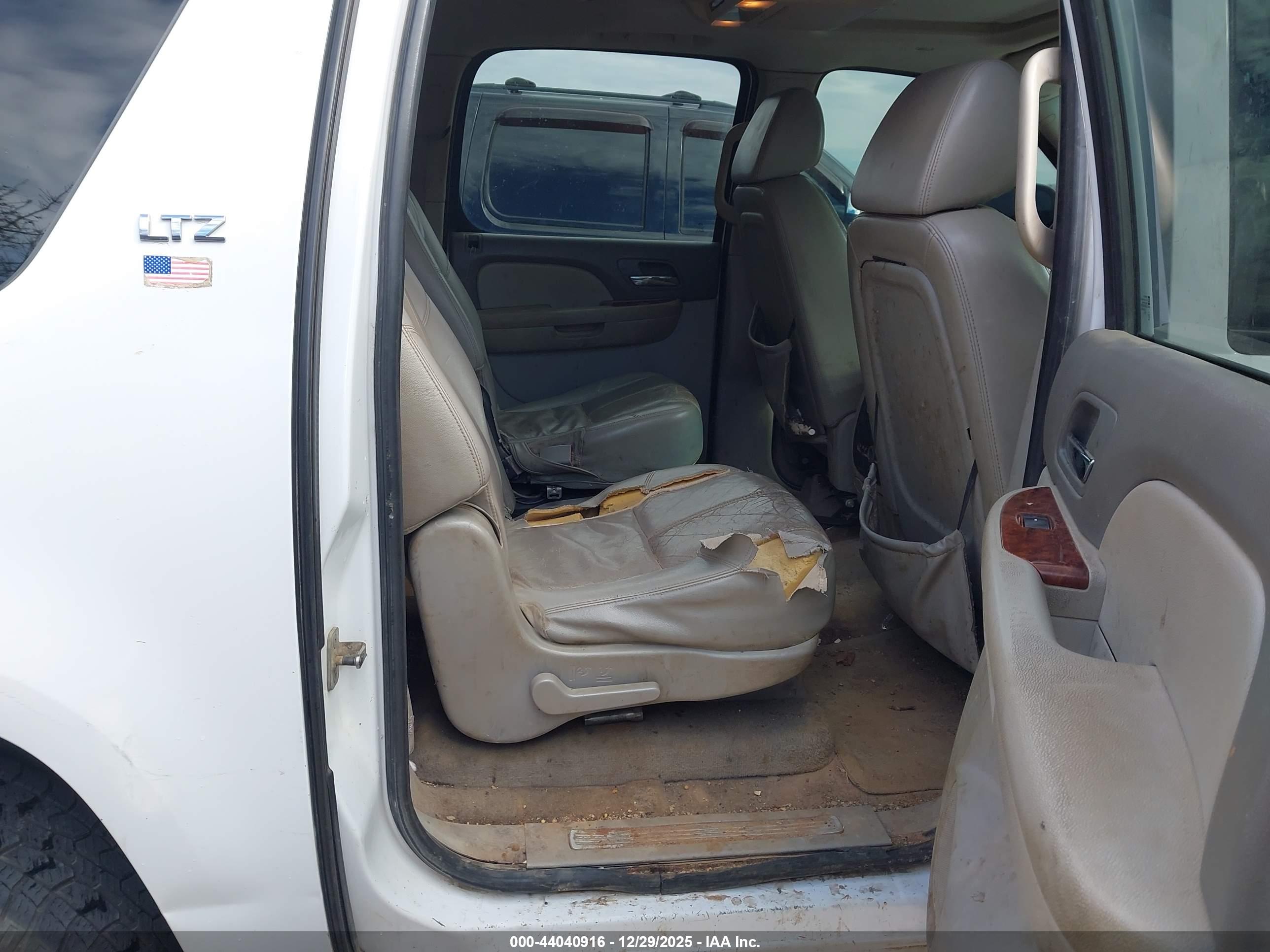 CHEVROLET SUBURBAN image 8