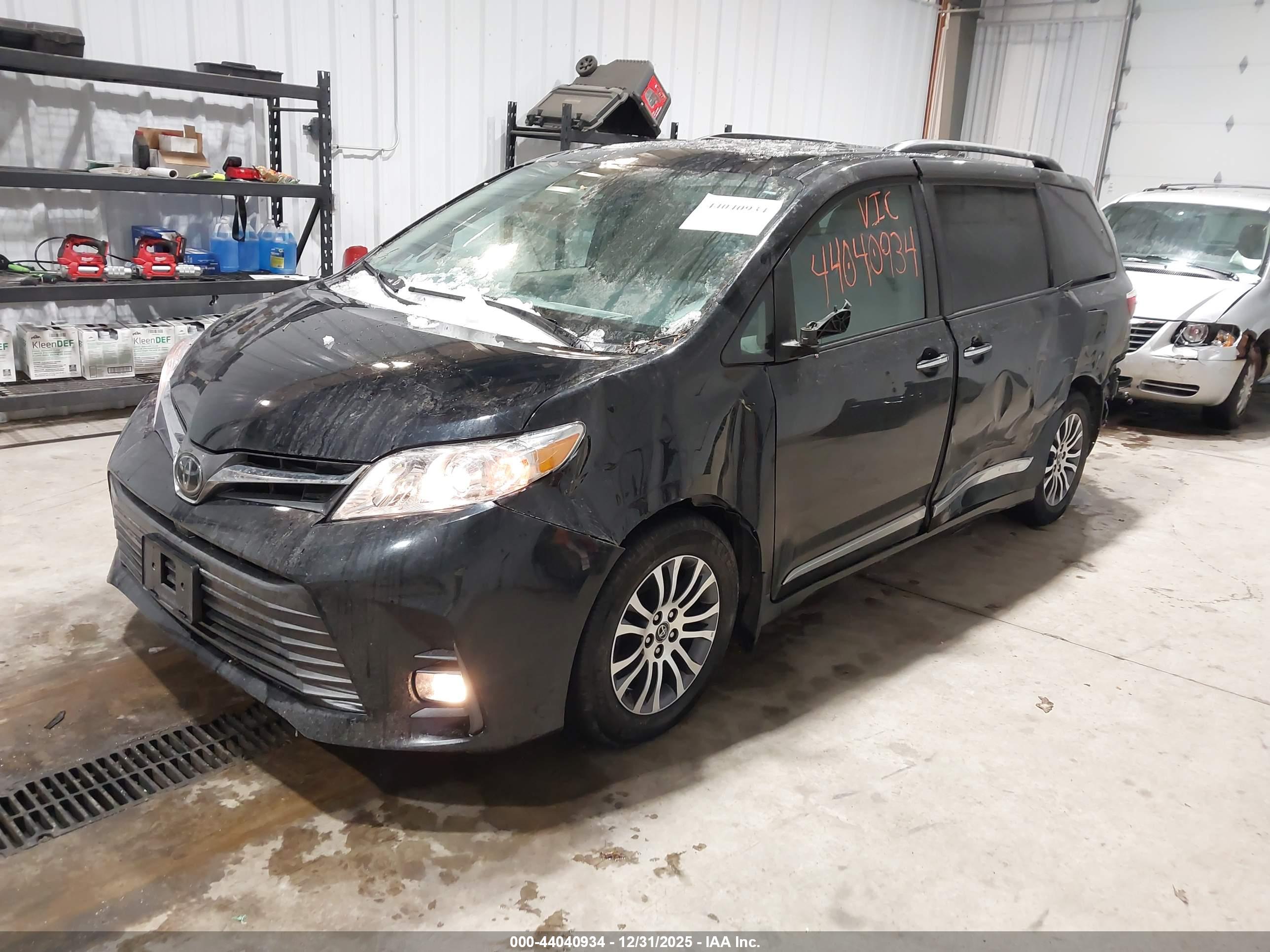 TOYOTA SIENNA image 2