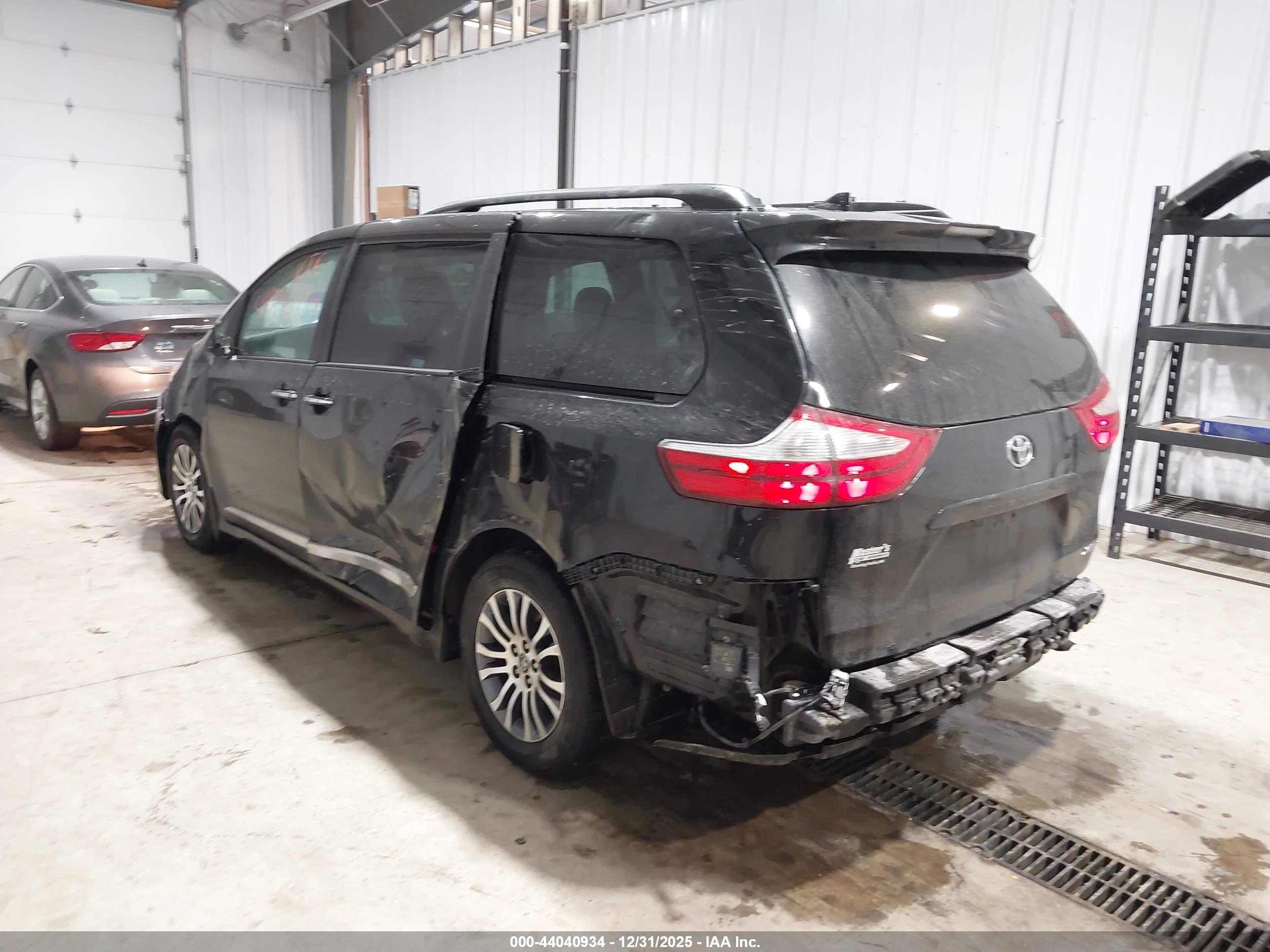 TOYOTA SIENNA image 3