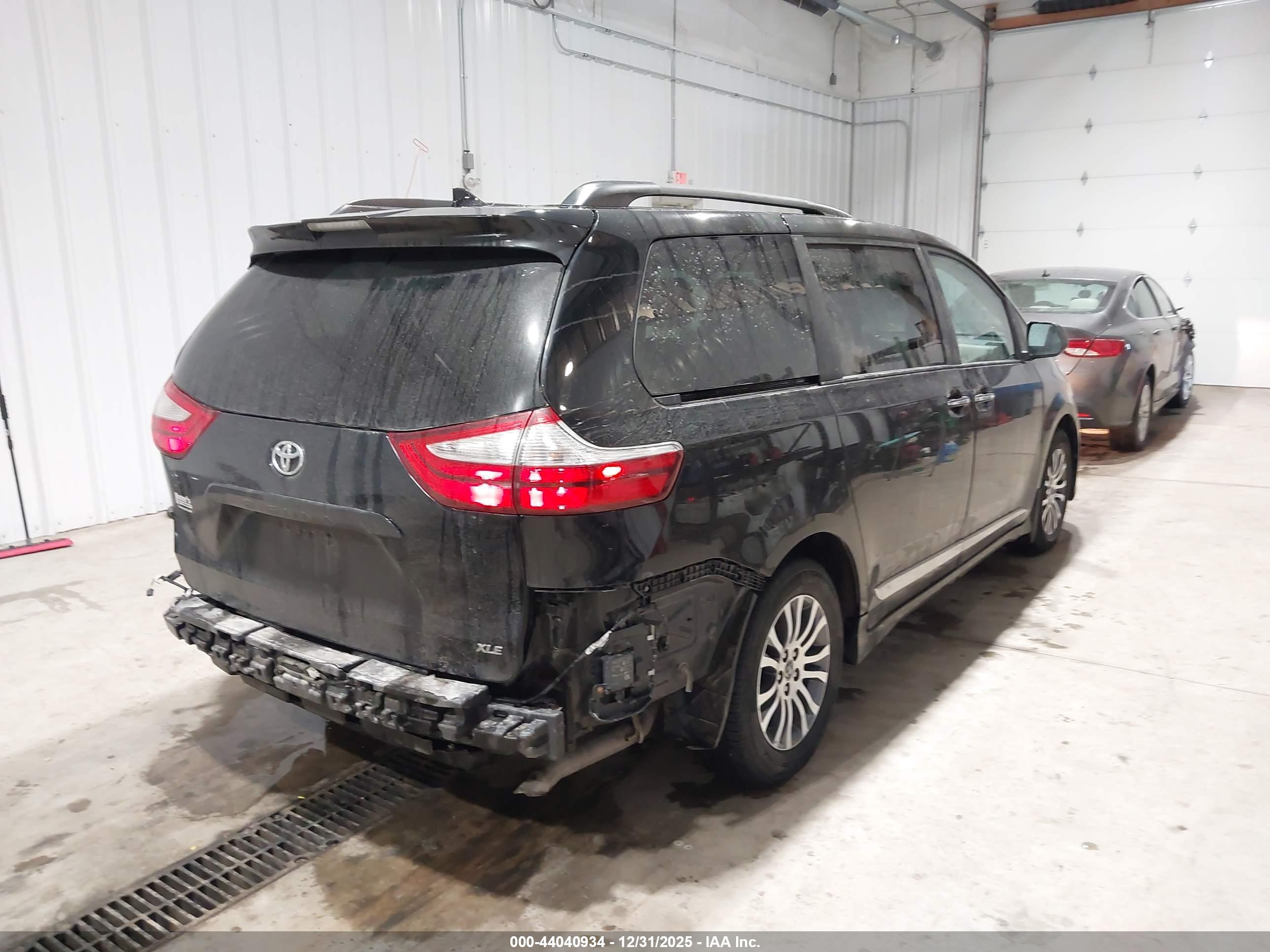TOYOTA SIENNA image 4