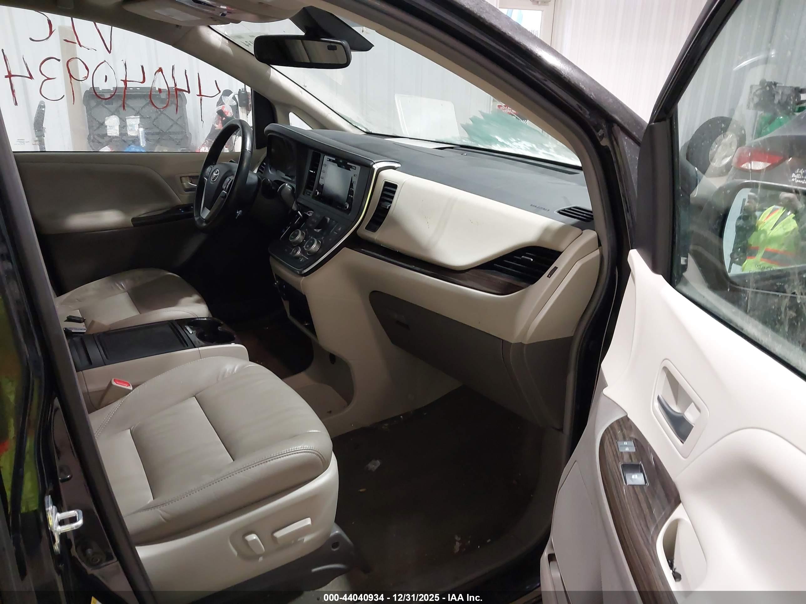 TOYOTA SIENNA image 5