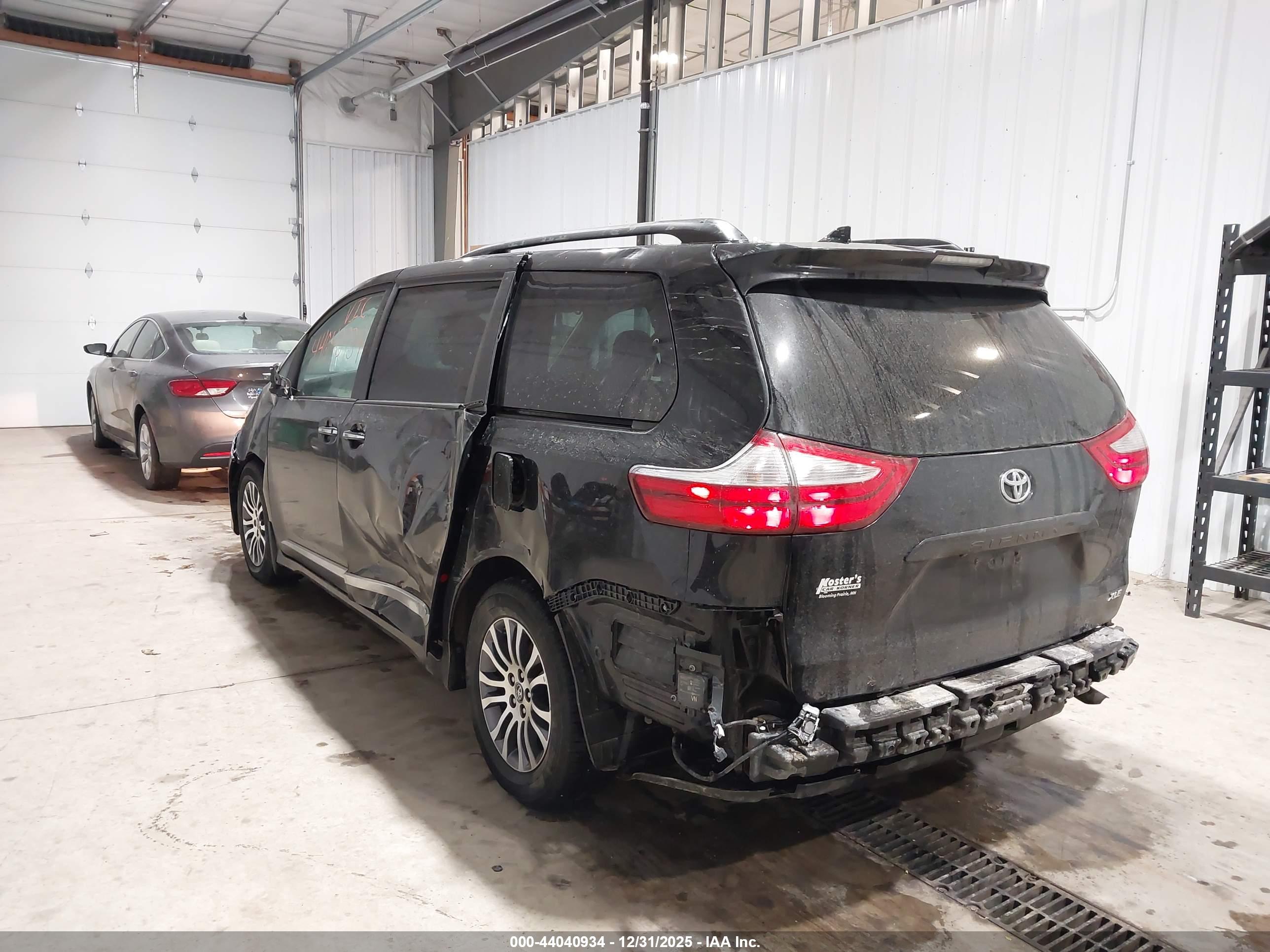 TOYOTA SIENNA image 6