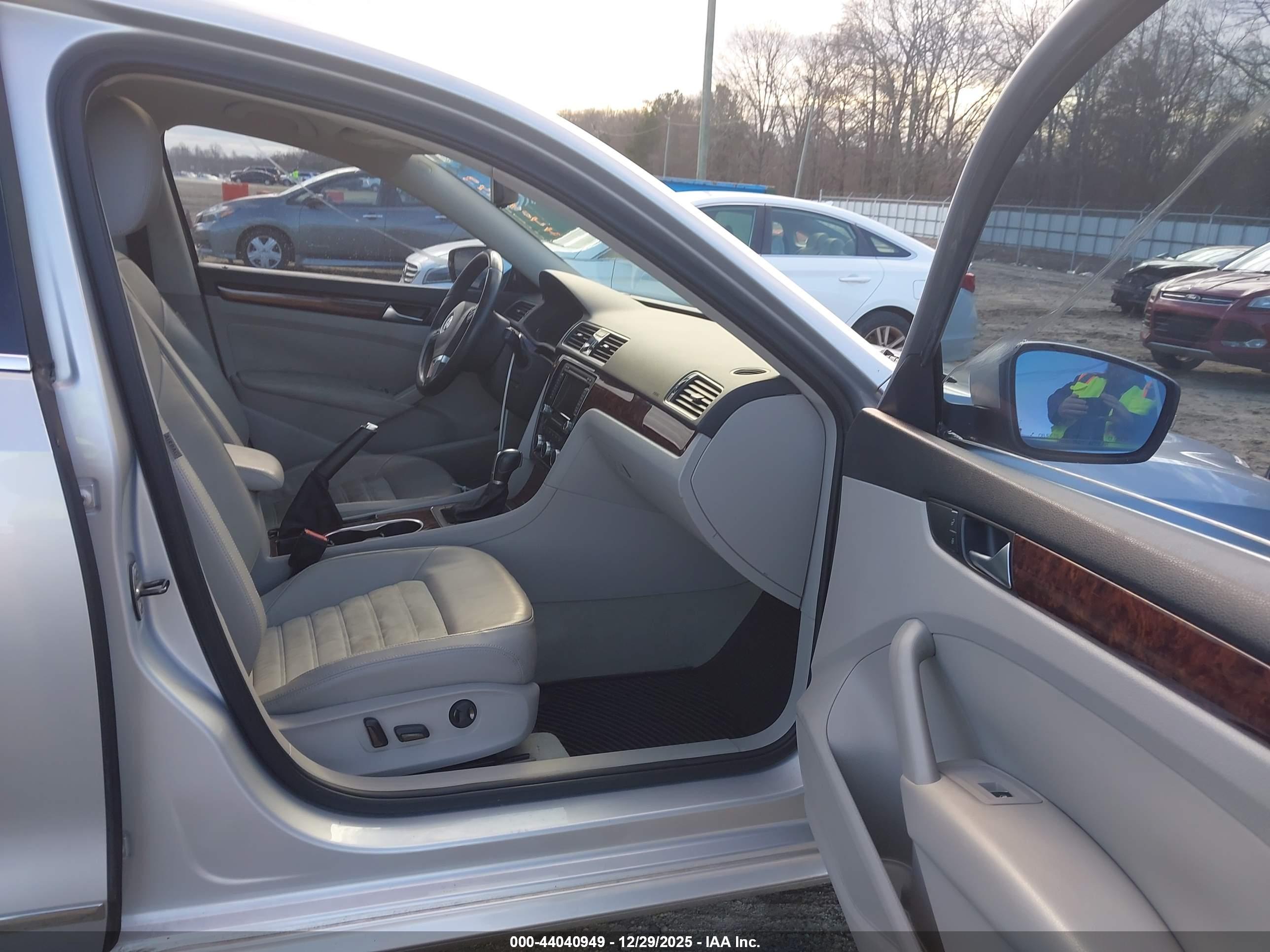 VOLKSWAGEN PASSAT image 5
