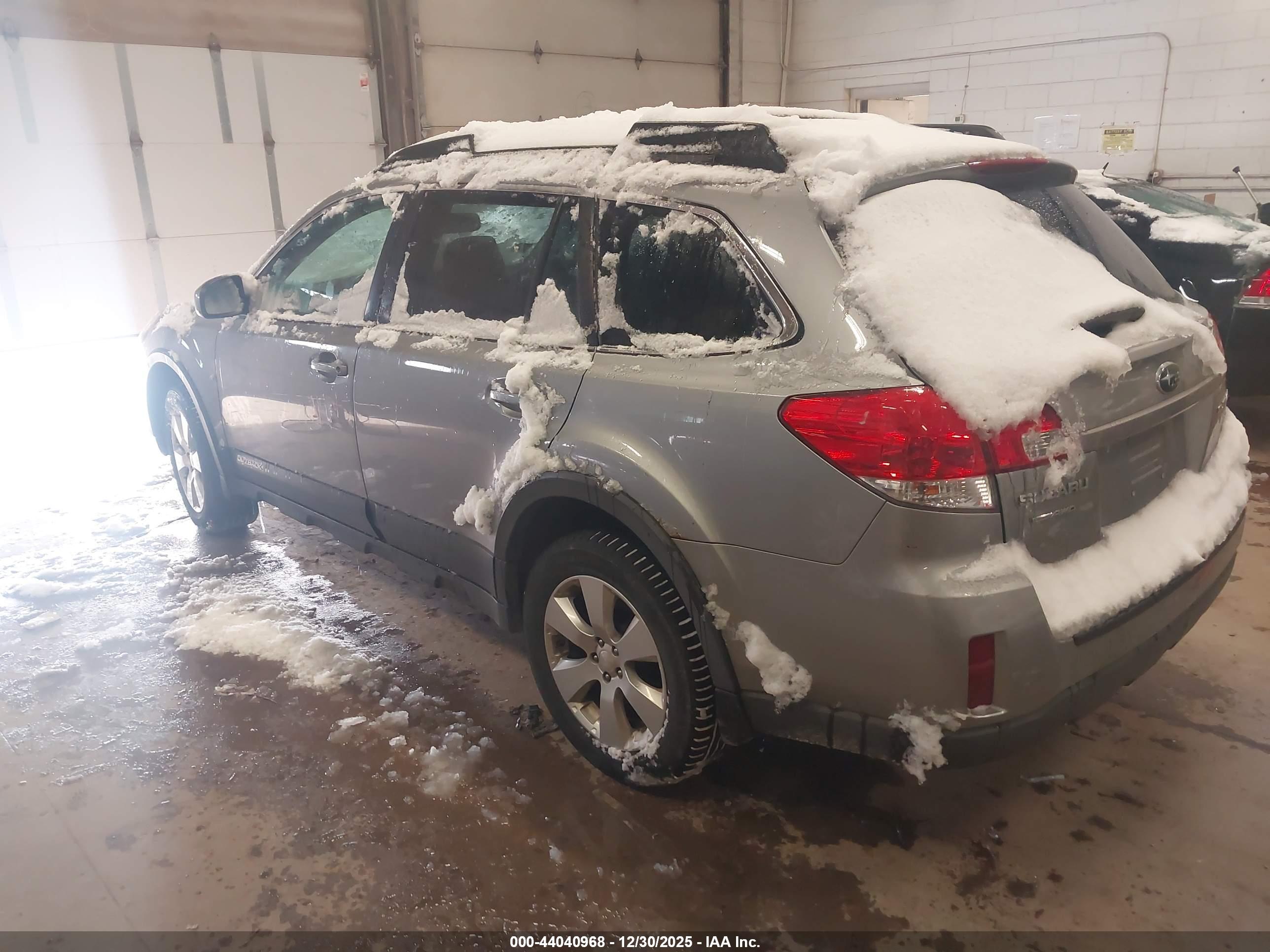 SUBARU OUTBACK image 3
