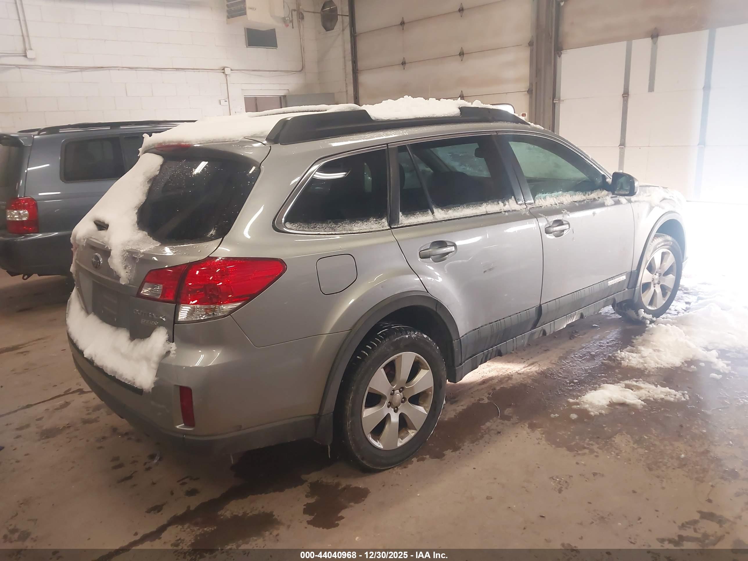 SUBARU OUTBACK image 4