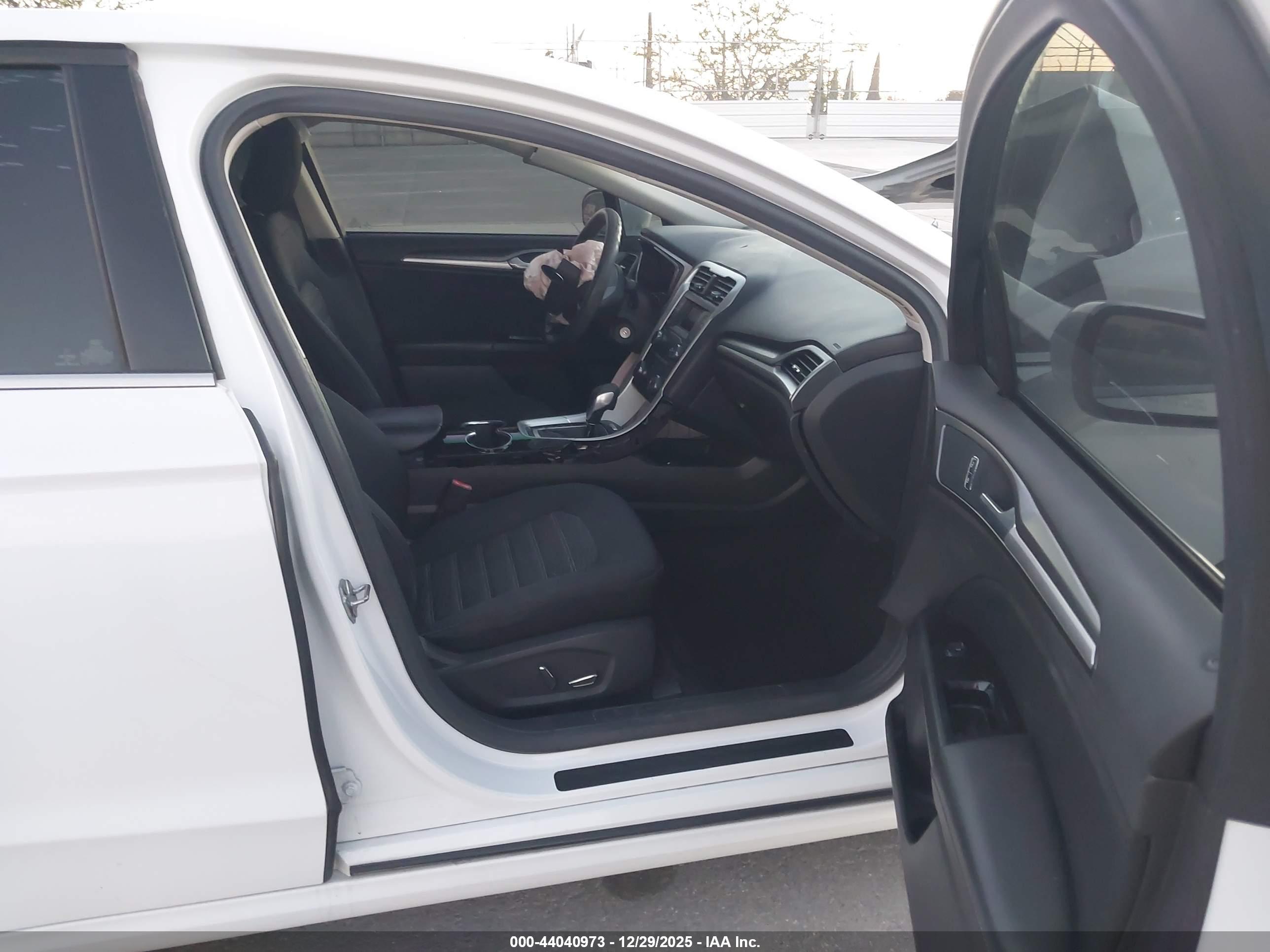 FORD FUSION image 5