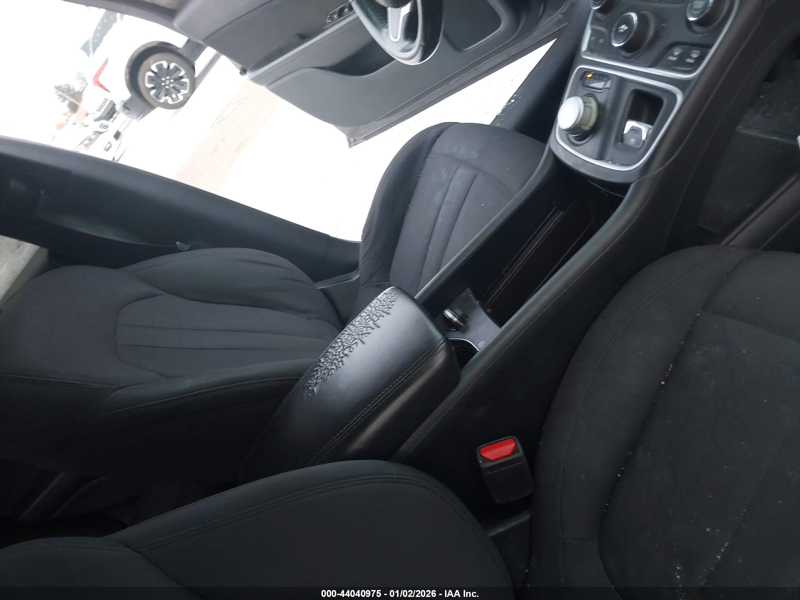 CHRYSLER 200 image 5