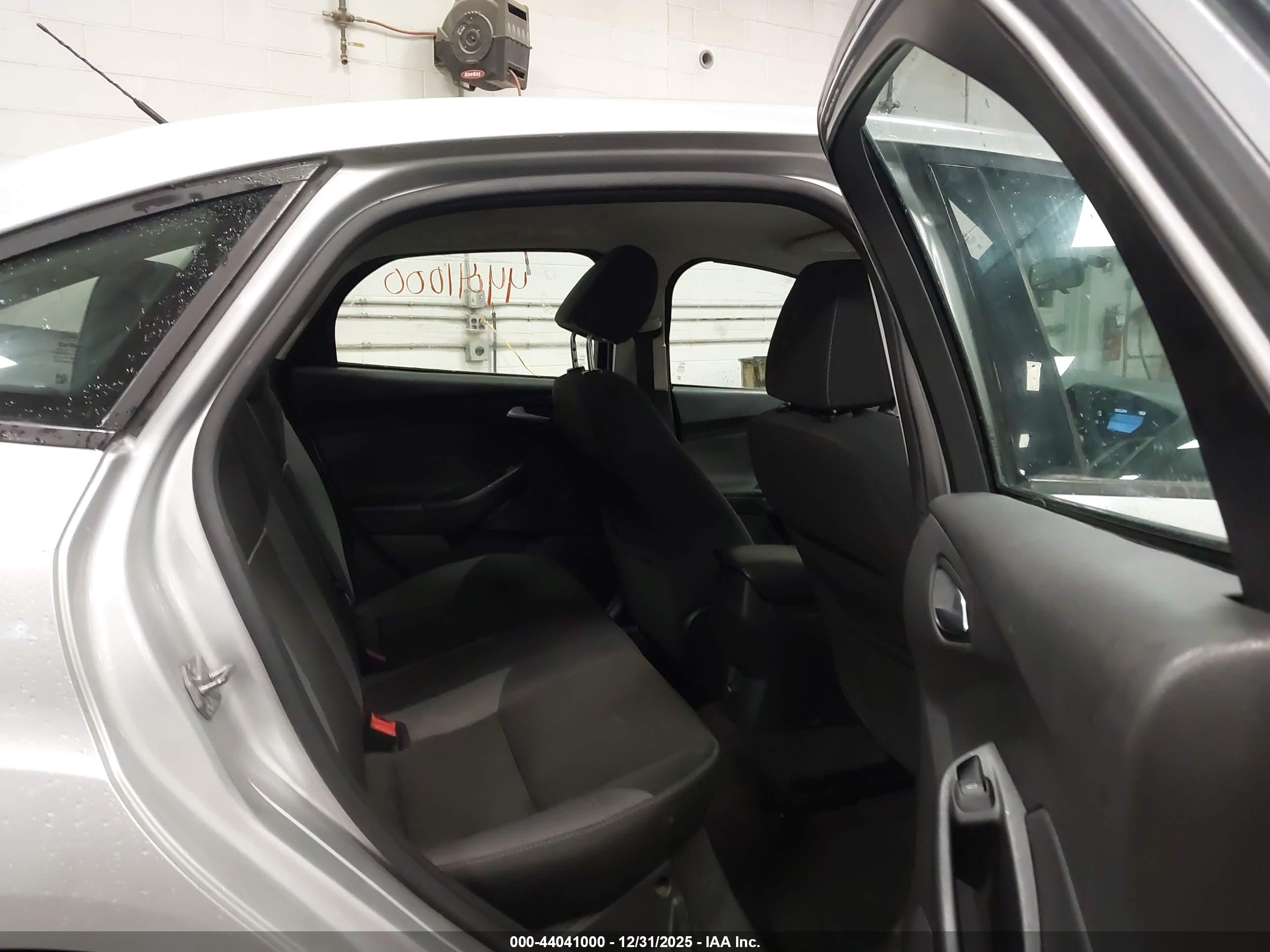FORD FOCUS image 8