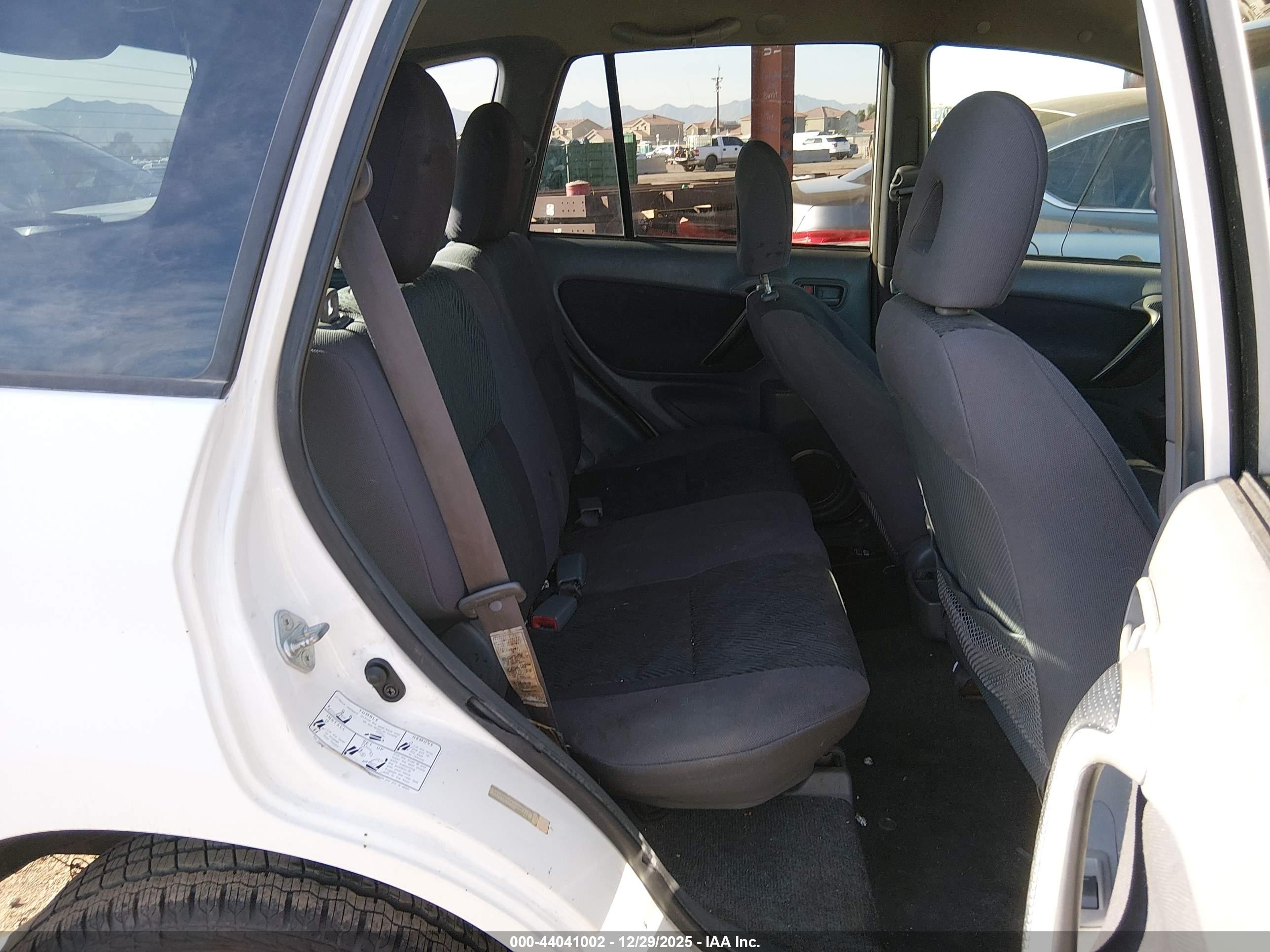 TOYOTA RAV4 image 8