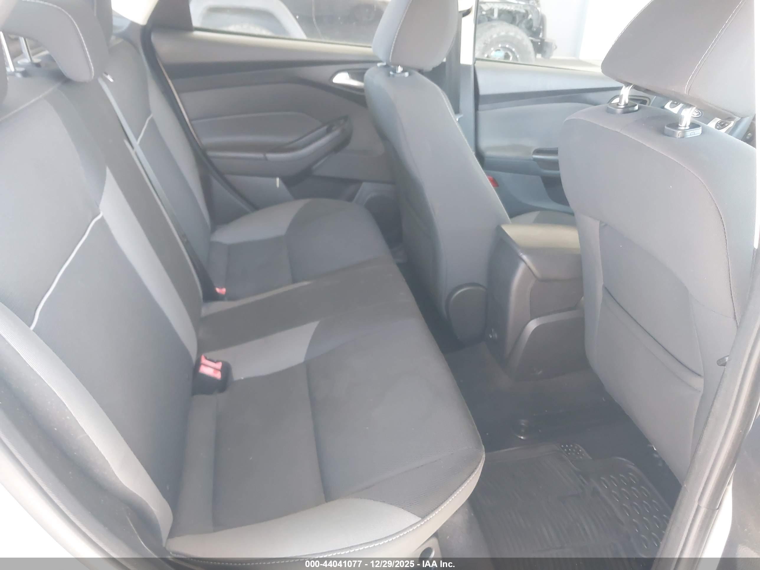 FORD FOCUS image 8