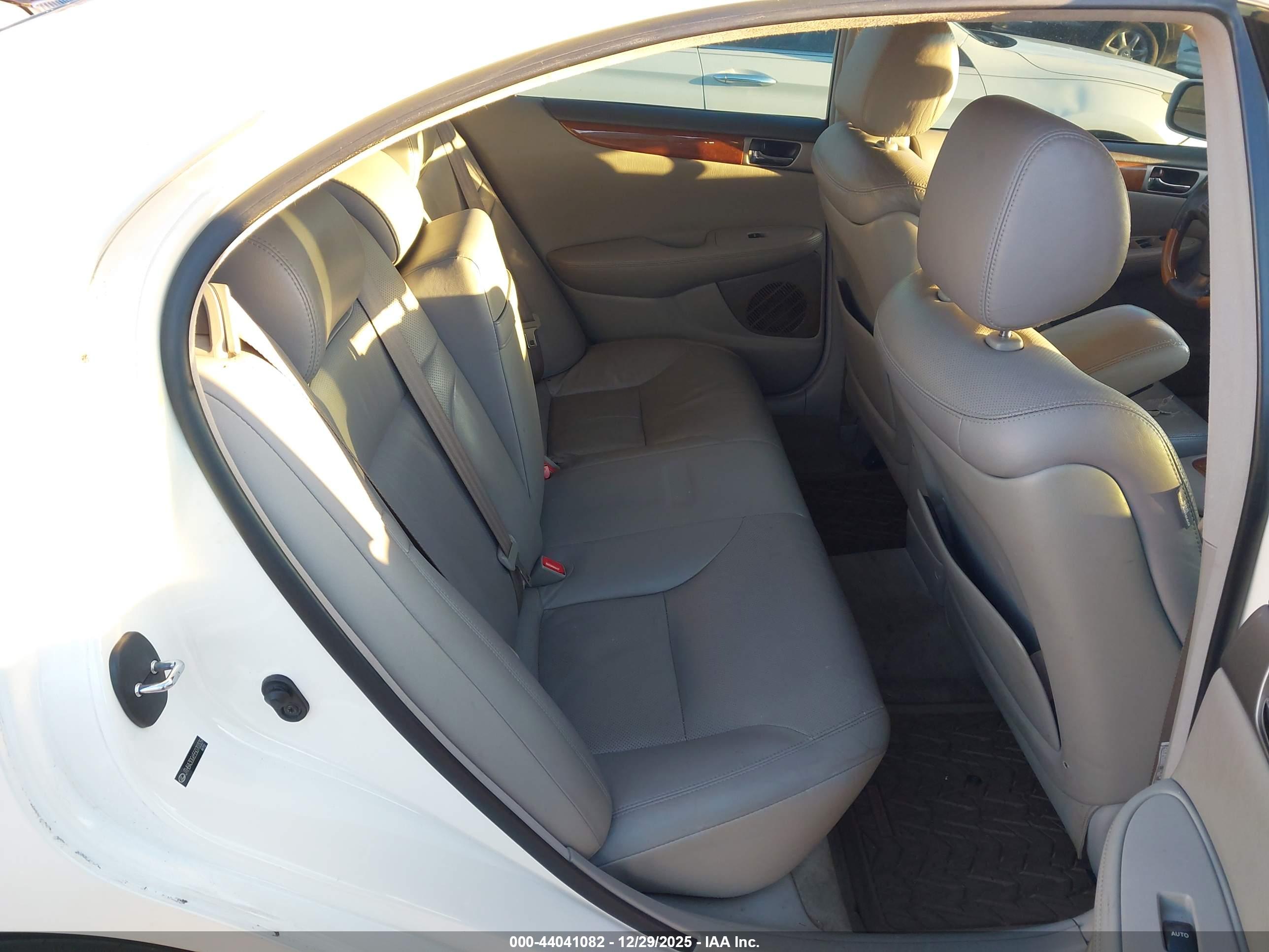 LEXUS ES image 8