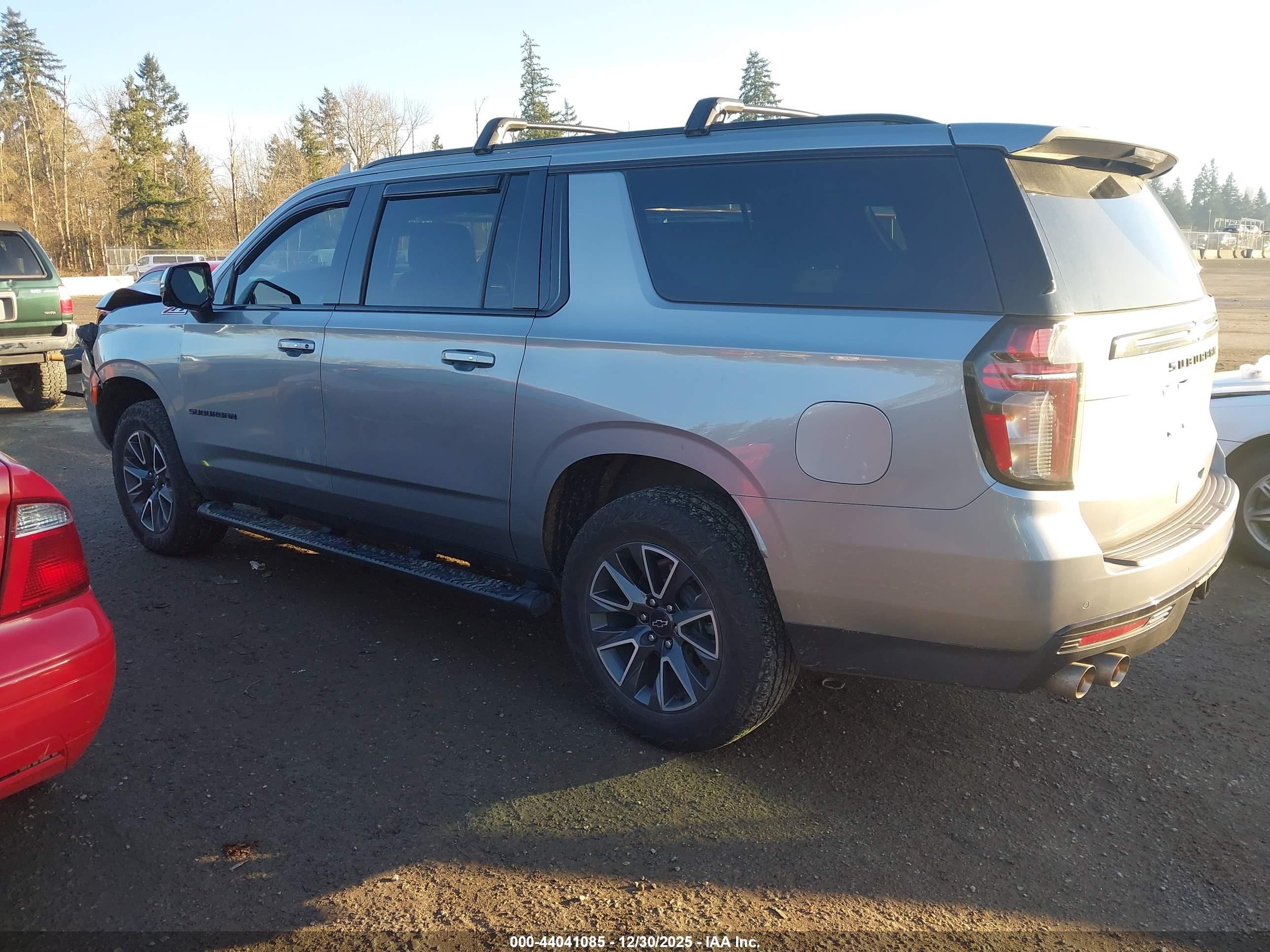 CHEVROLET SUBURBAN image 3