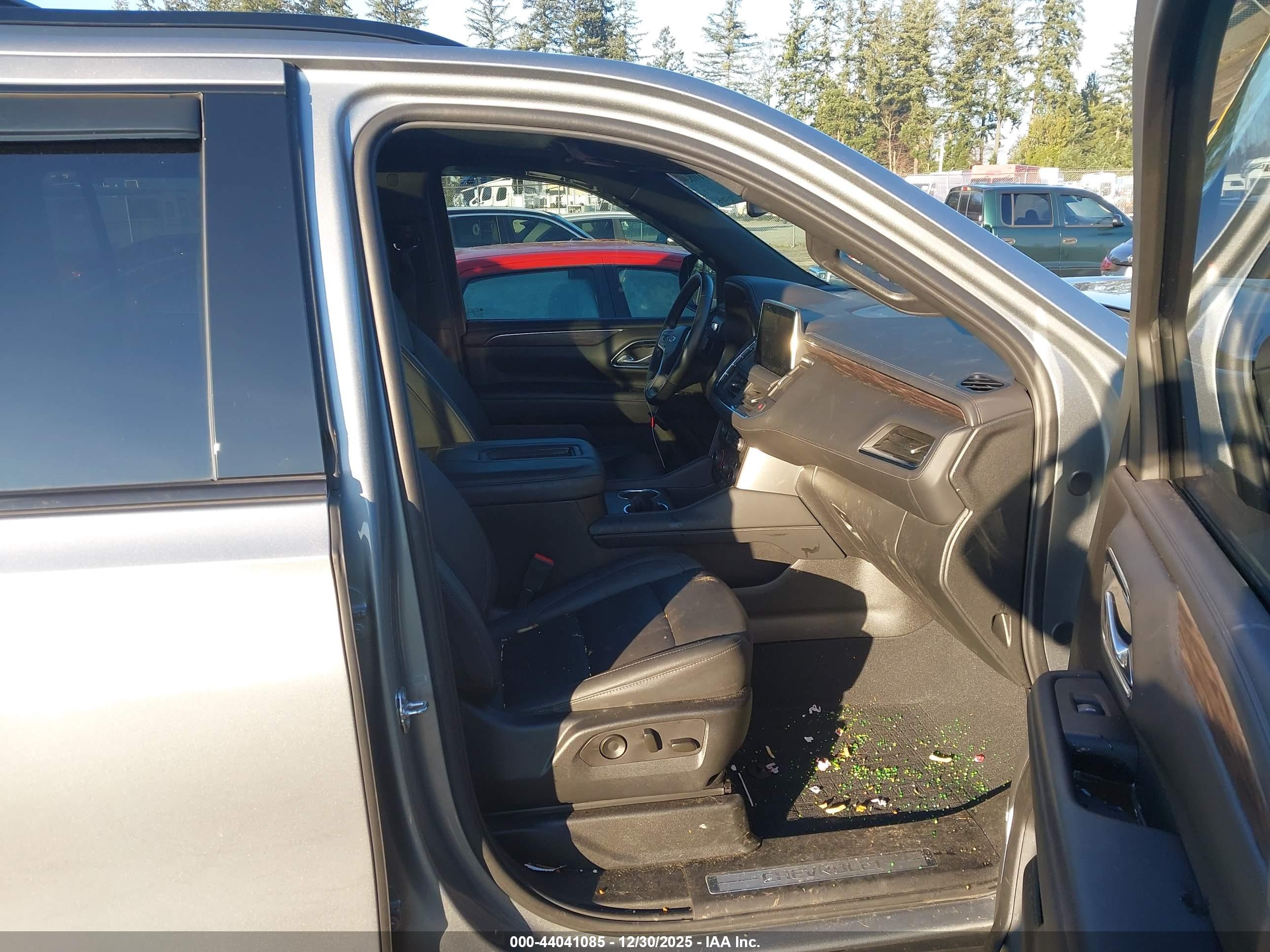 CHEVROLET SUBURBAN image 5