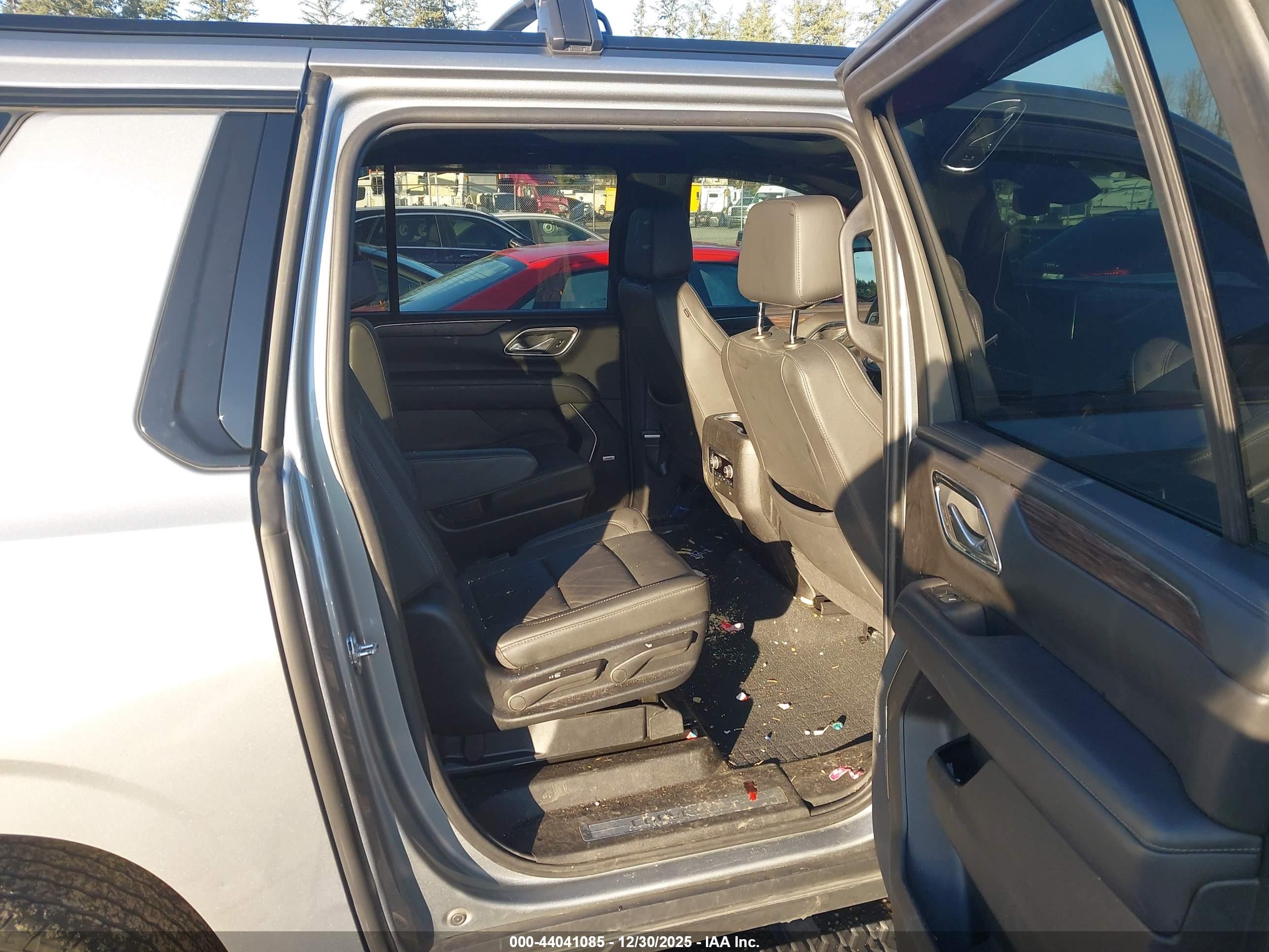 CHEVROLET SUBURBAN image 8