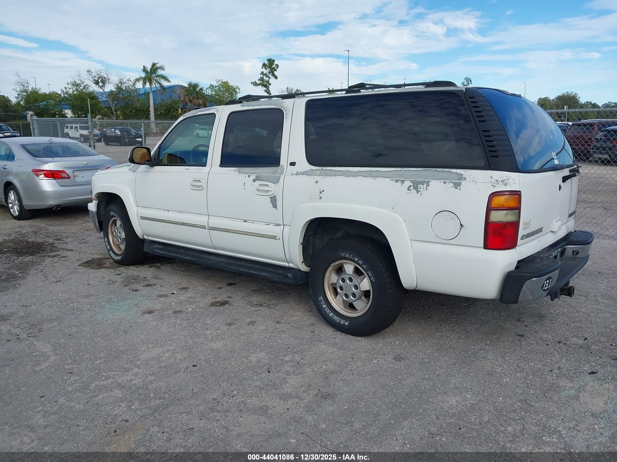 CHEVROLET SUBURBAN image 3