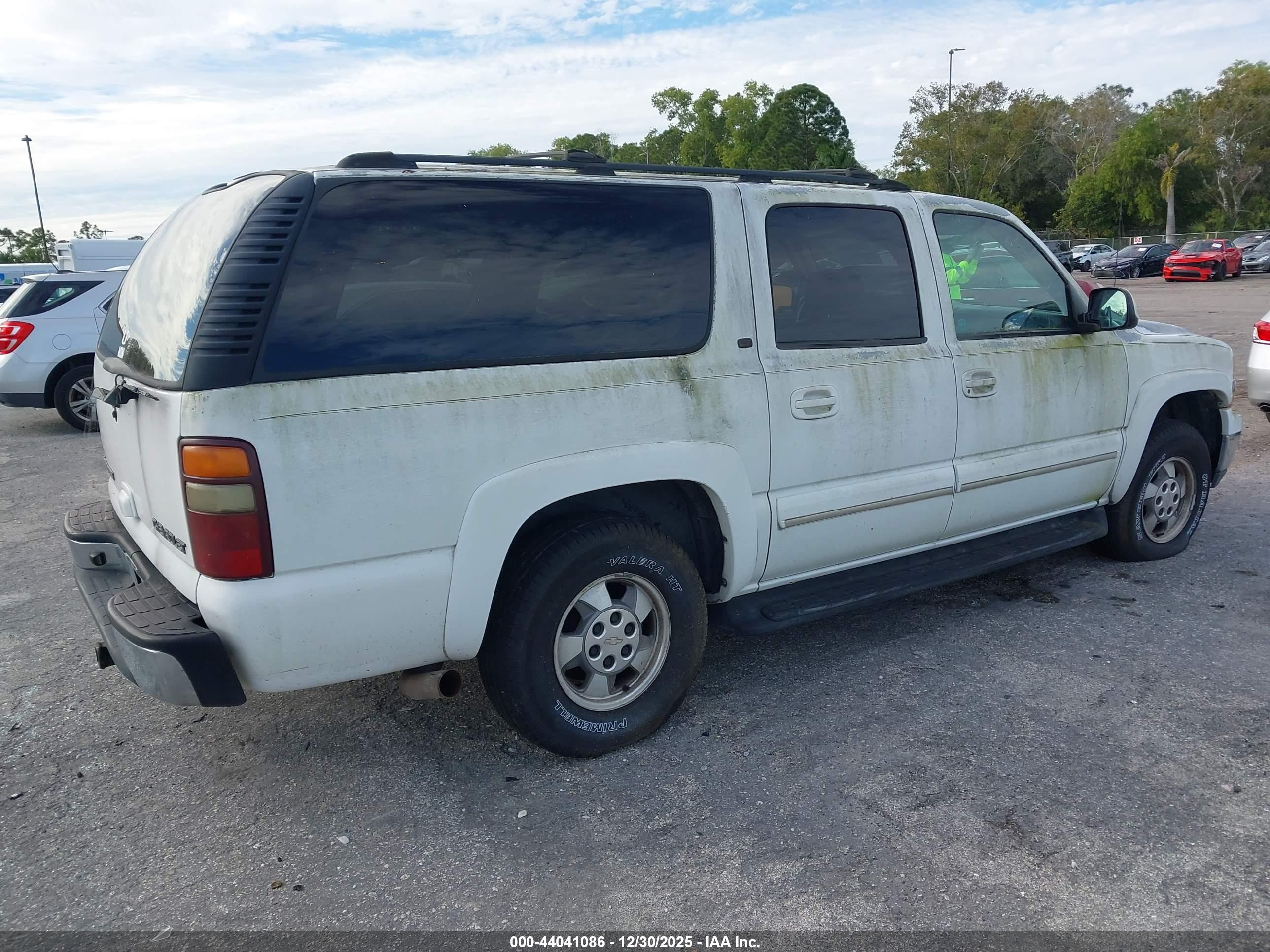 CHEVROLET SUBURBAN image 4
