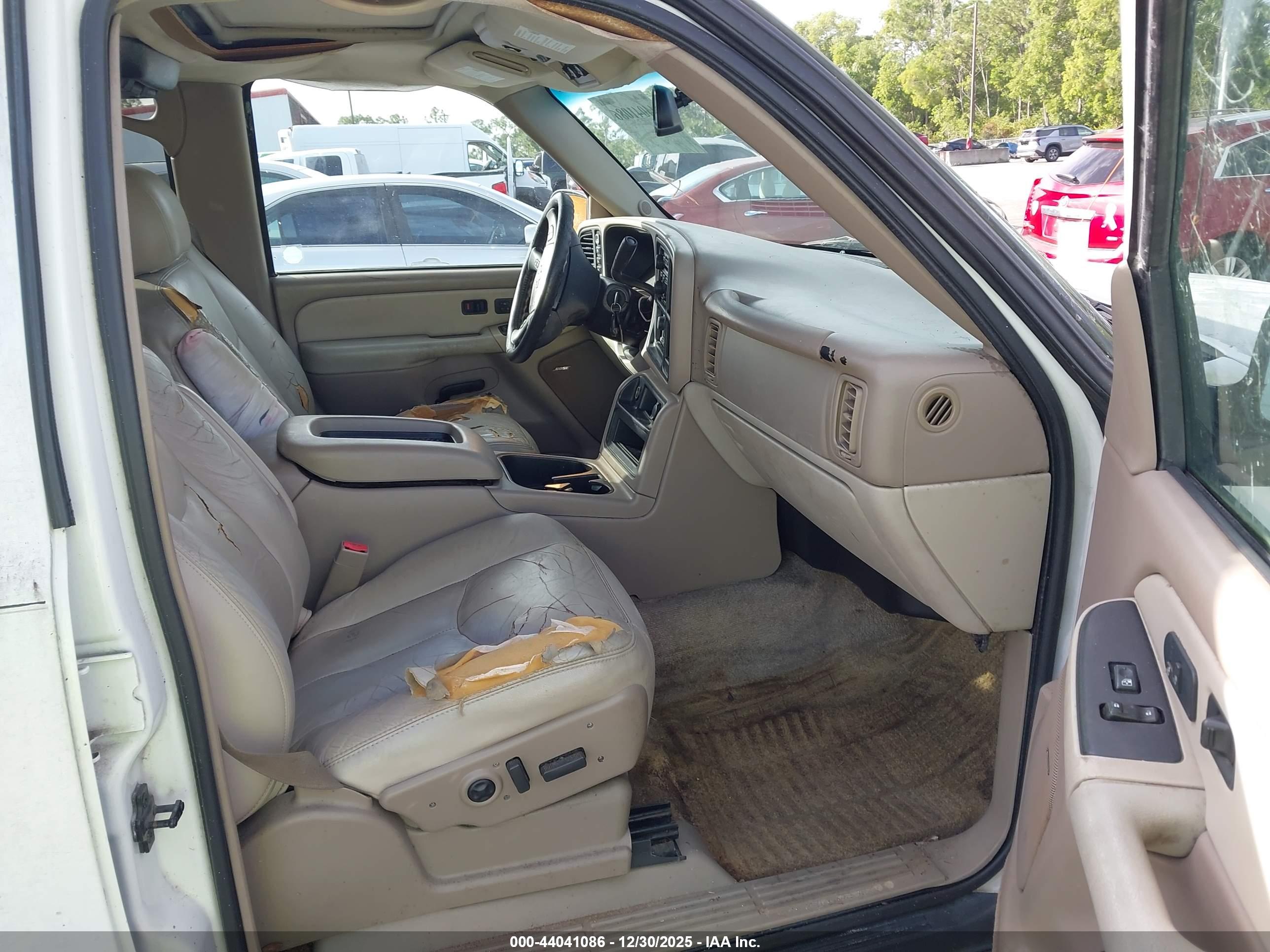 CHEVROLET SUBURBAN image 5