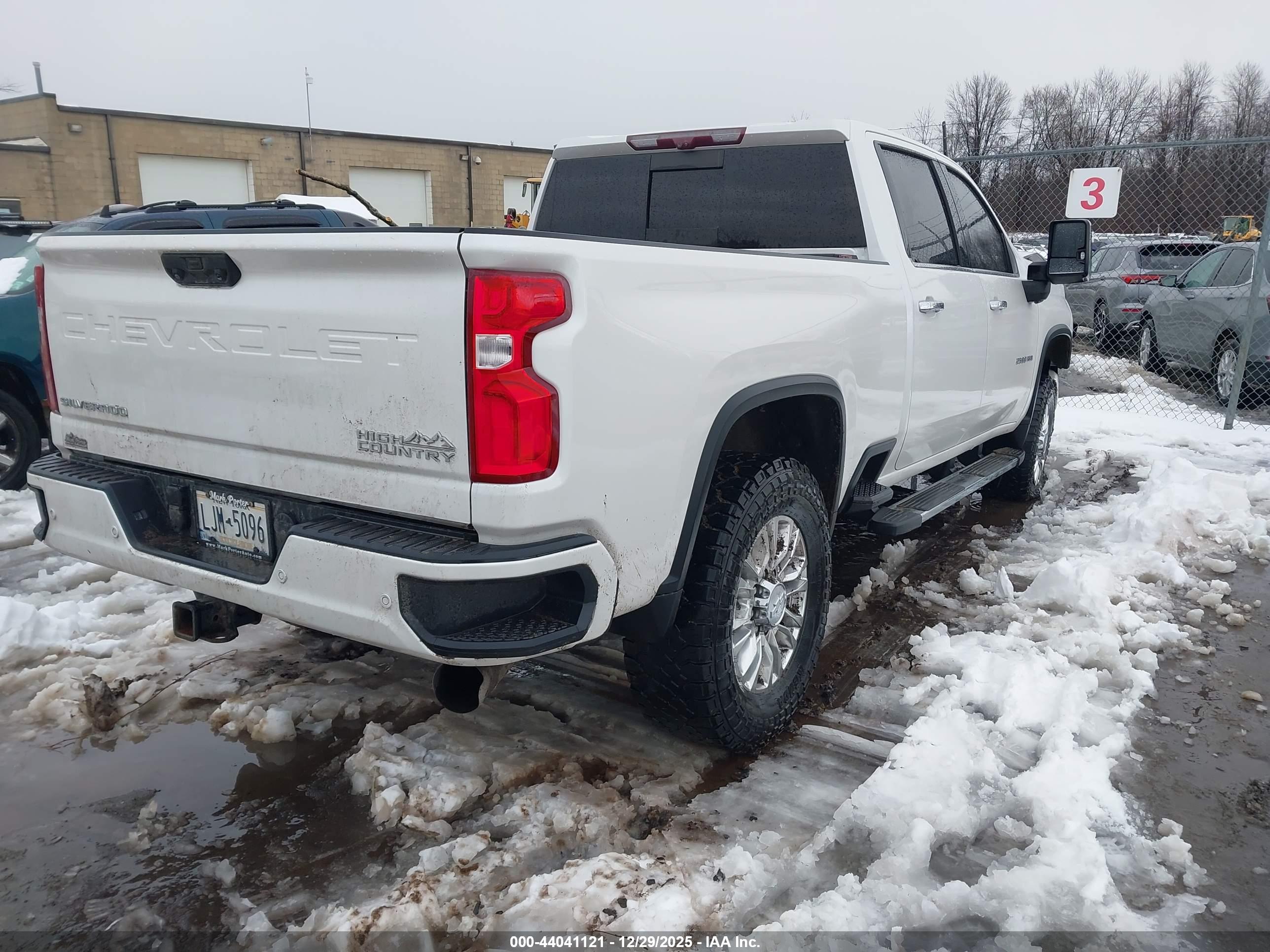 CHEVROLET SILVERADO image 4