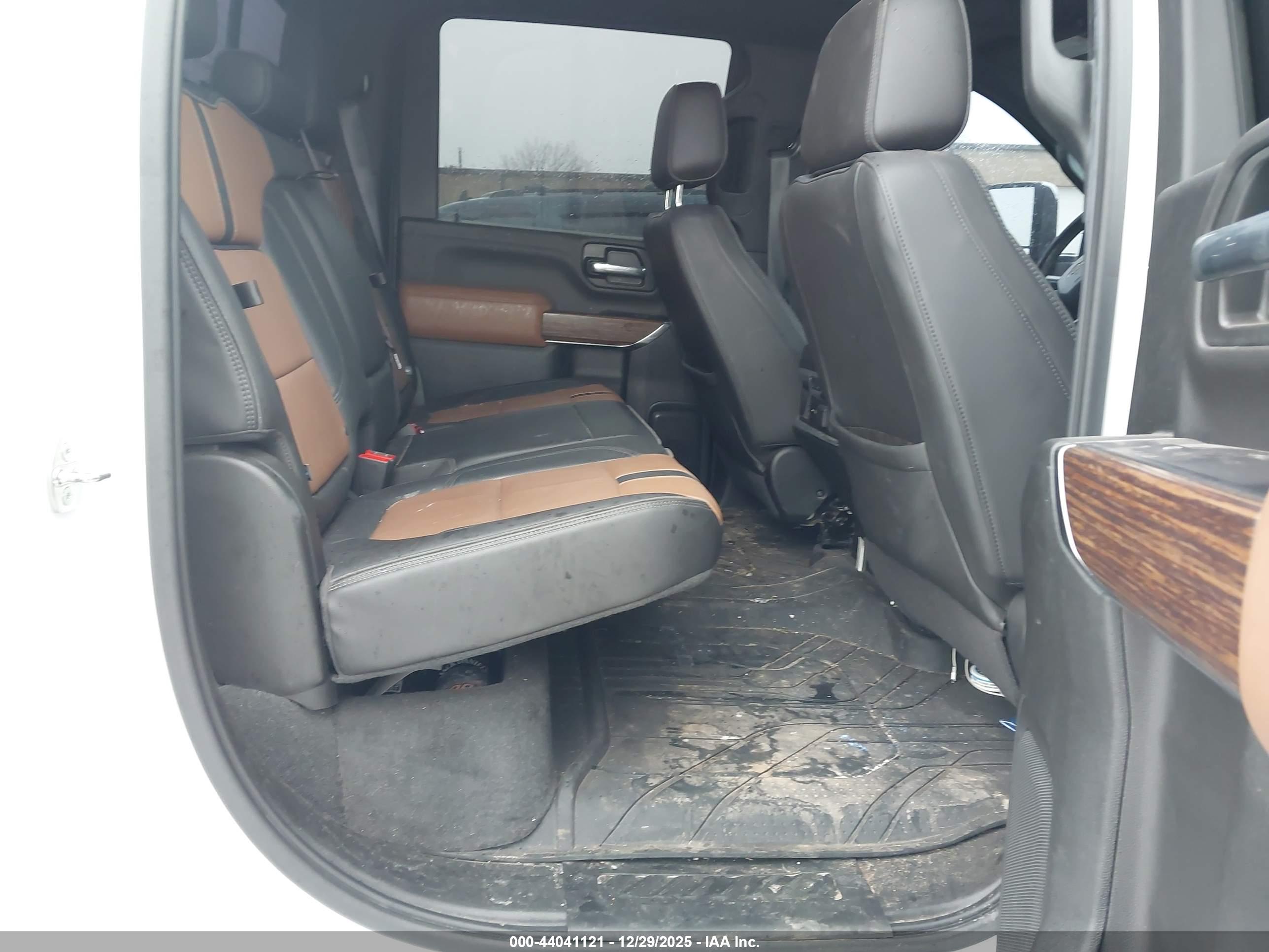 CHEVROLET SILVERADO image 8