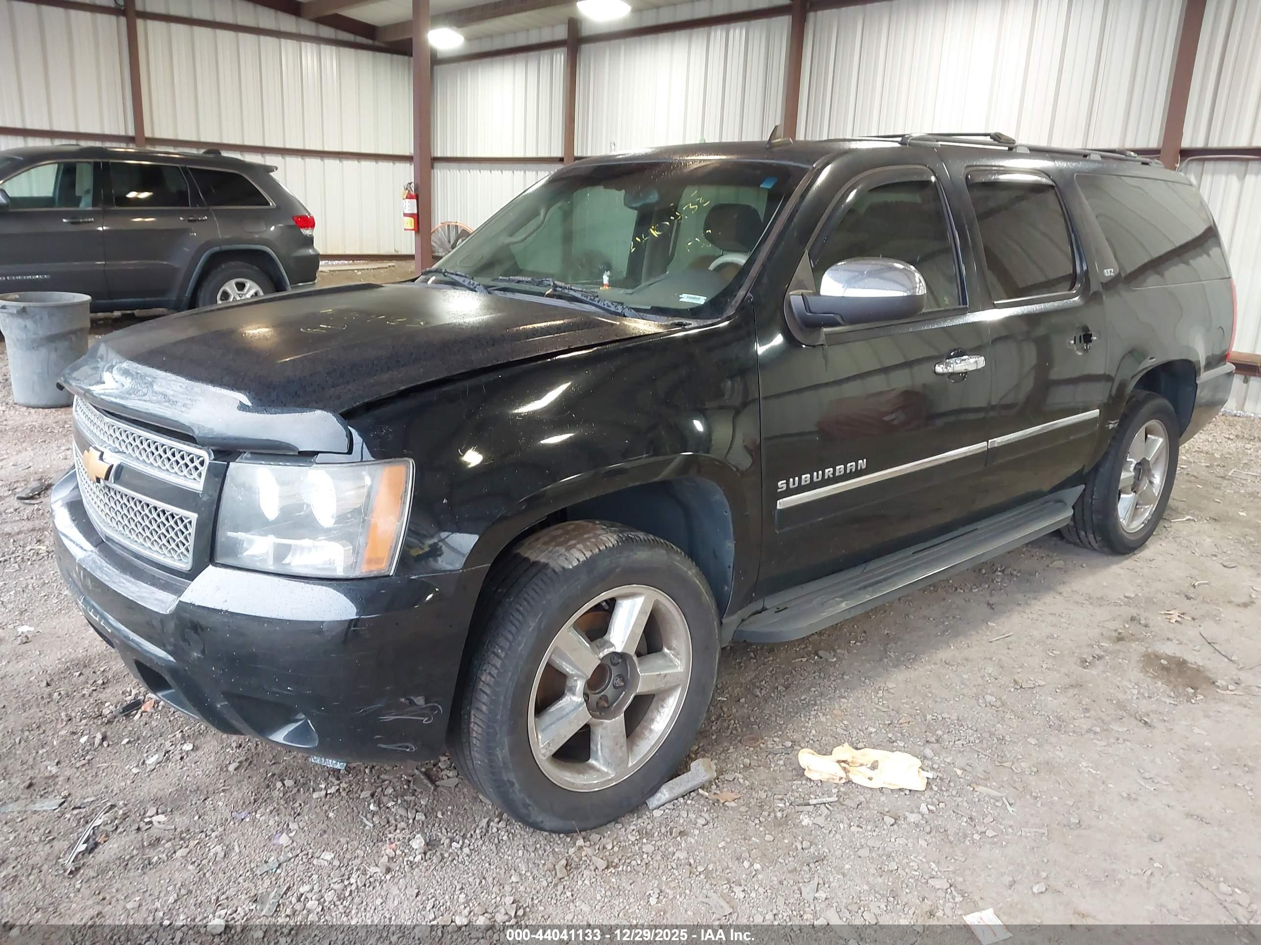CHEVROLET SUBURBAN image 2