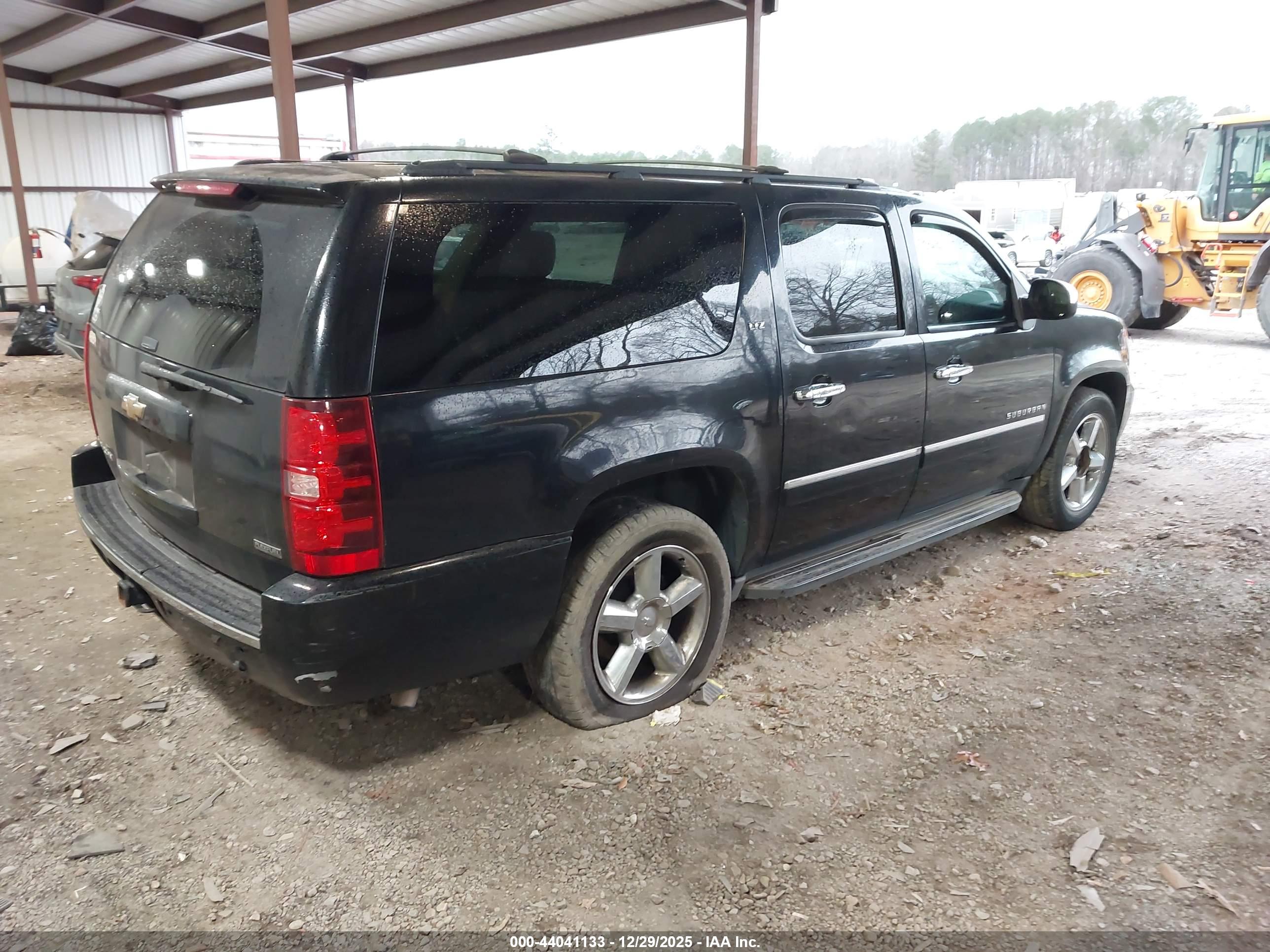 CHEVROLET SUBURBAN image 4