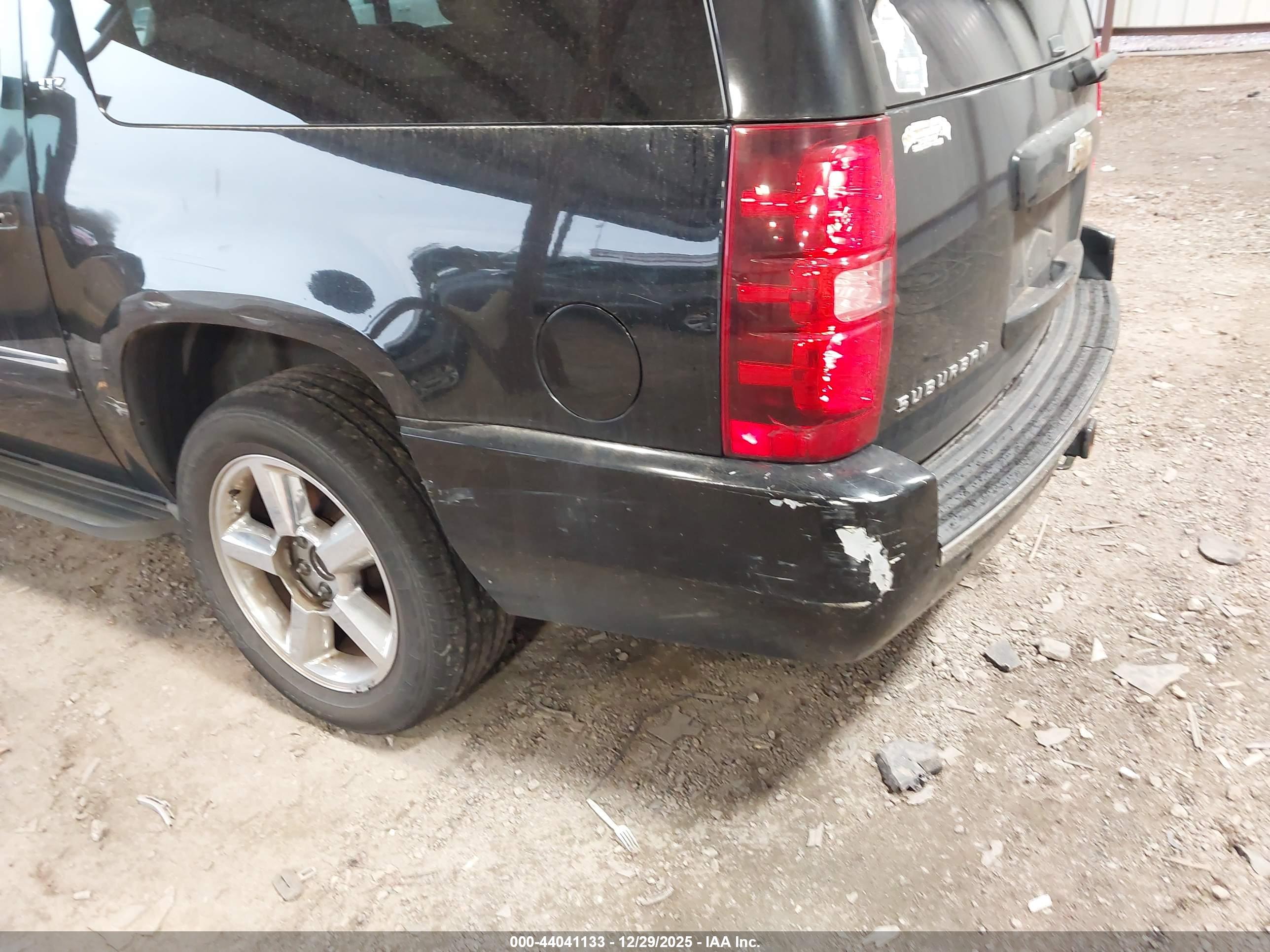 CHEVROLET SUBURBAN image 6