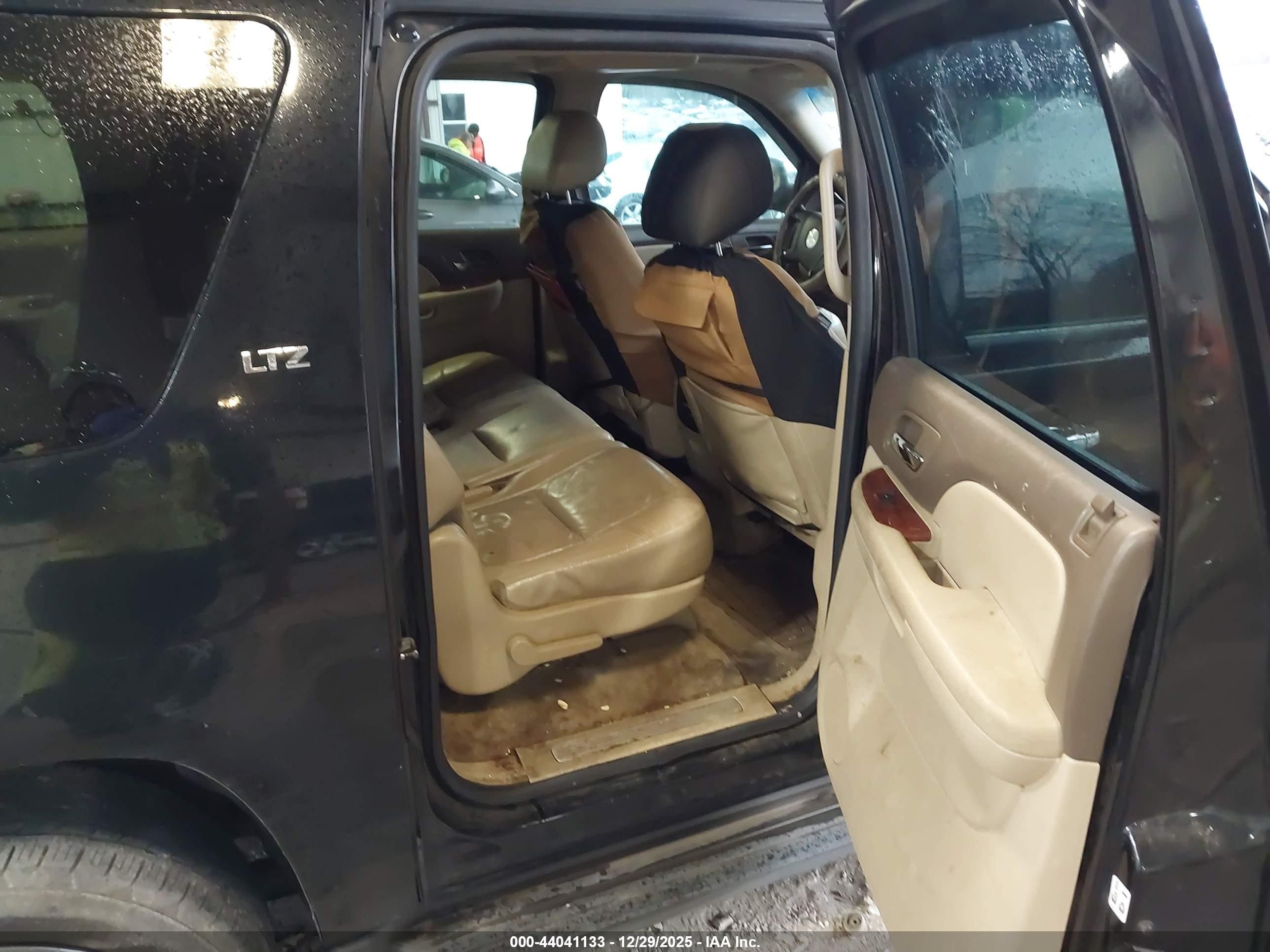 CHEVROLET SUBURBAN image 8