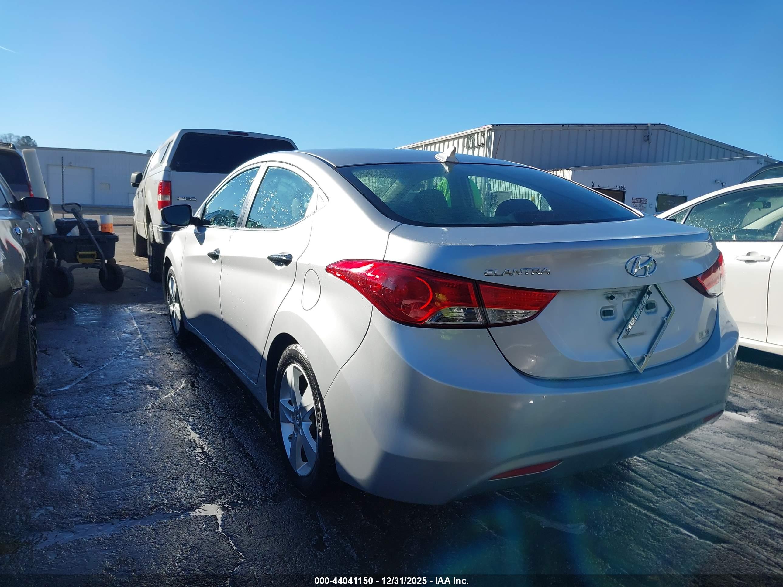 HYUNDAI ELANTRA image 3