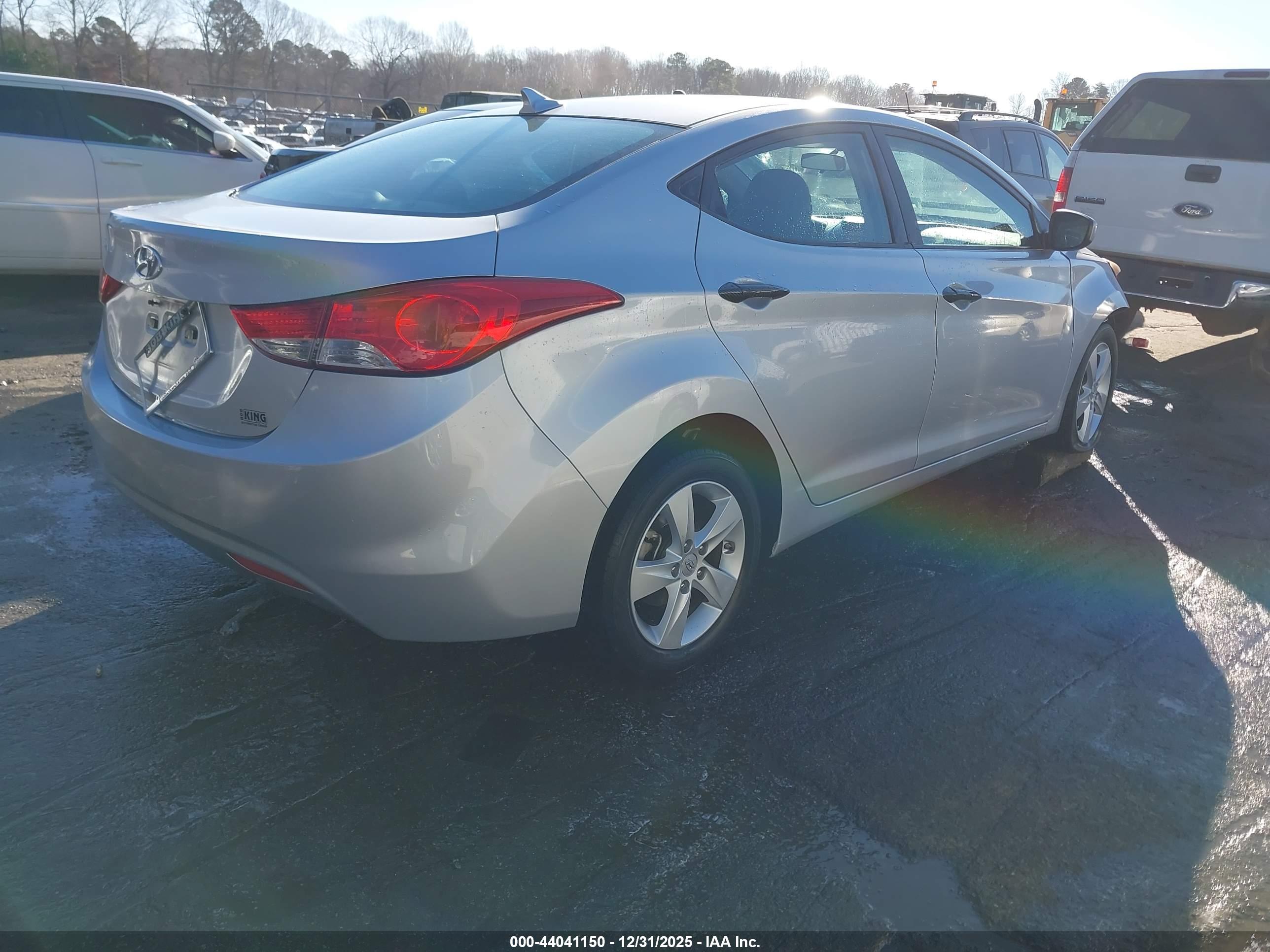 HYUNDAI ELANTRA image 4