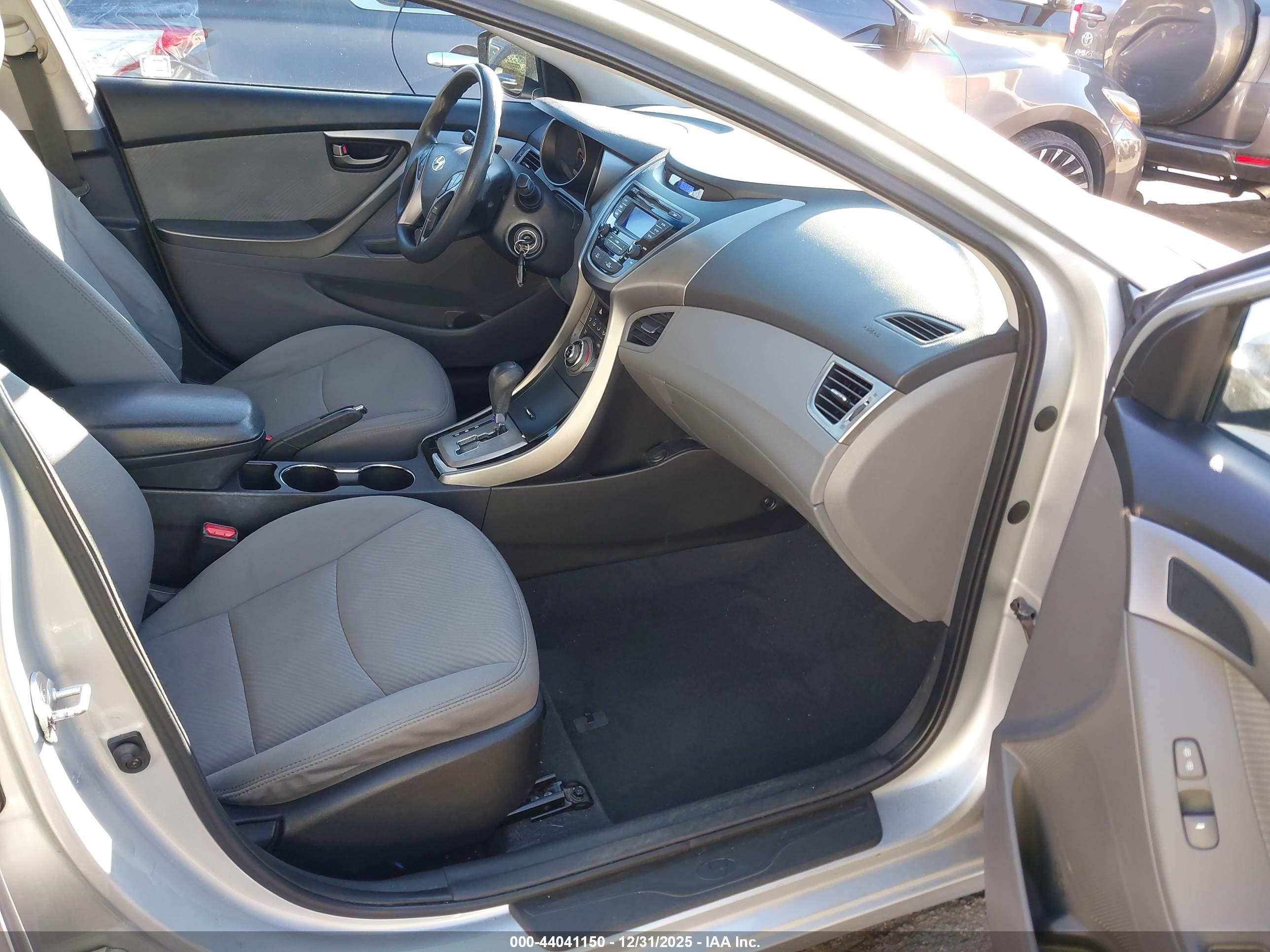 HYUNDAI ELANTRA image 5