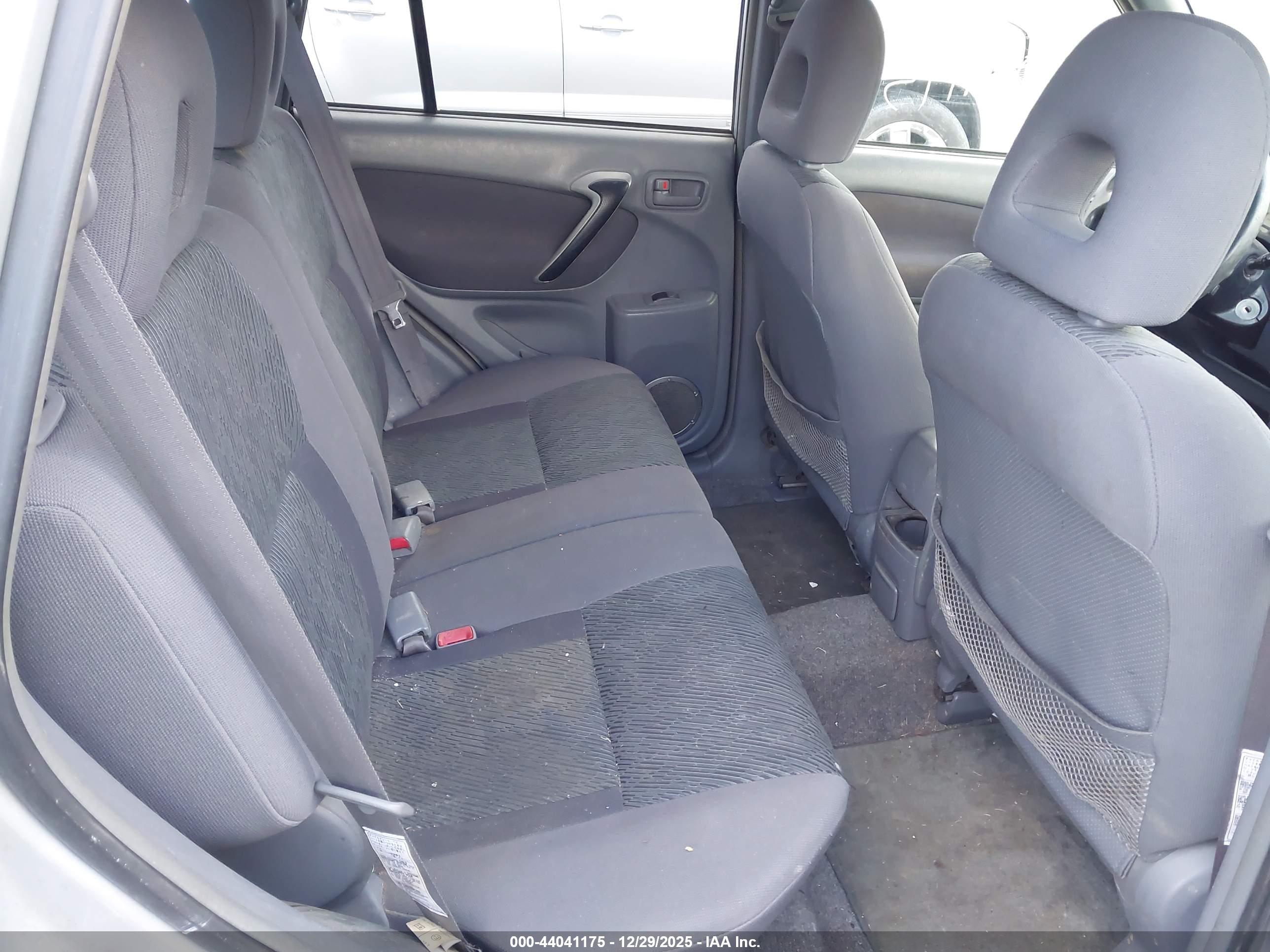 TOYOTA RAV4 image 8